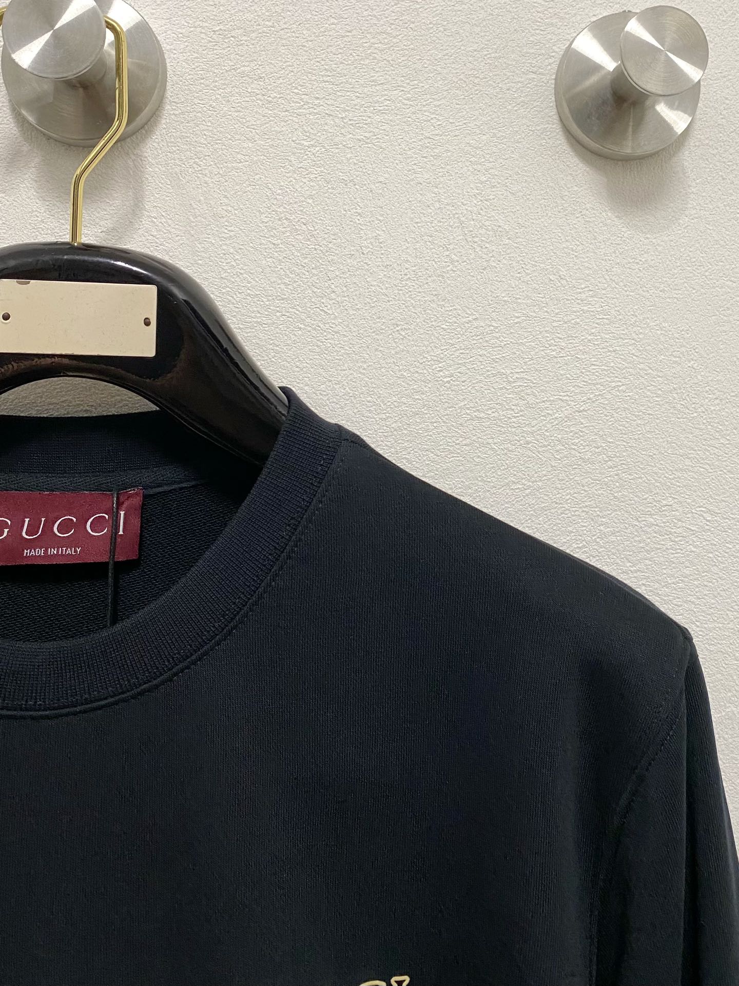 Image [4]-P480Gucci Gucci 2024FW automne et hiver nouveaux modèles de base de pull décontracté tempérament haut de gamme type doit entrer dans le style extrême d'un très sens de l'accent et le charme du produit unique ! Tissu de coton haute densité sur mesure pour créer l'ensemble des vêtements est très lourd, mais pas chaud ensemble des vêtements doux au toucher texture délicate poitrine classique logo rayé en silicone rouge reconnaissable haut met en évidence le créateur de l'art moderne charme et artistique sens de l'appartenance à l'extrêmement luxueux haut de gamme produit unique hommes et femmes les mêmes modèles en deux couleurs recommandé .......... .............................. .....................Color : Black White ❥∙Size : M-XXL-High-fashion Bags