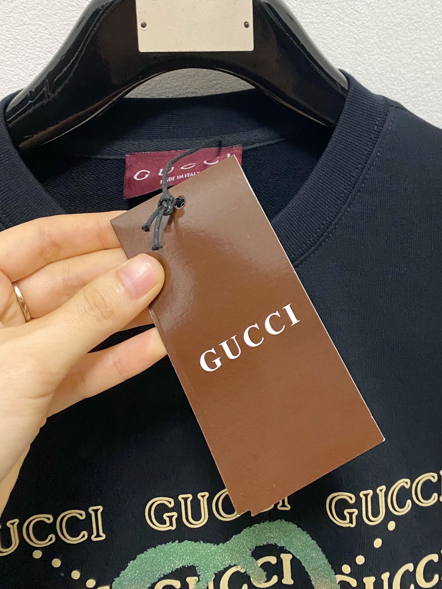 Image [7]-P480Gucci Gucci 2024FW automne et hiver nouveaux modèles de base de pull décontracté tempérament haut de gamme type doit entrer dans le style extrême d'un très sens de l'accent et le charme du produit unique ! Tissu de coton haute densité sur mesure pour créer l'ensemble des vêtements est très lourd, mais pas chaud ensemble des vêtements doux au toucher texture délicate poitrine classique logo rayé en silicone rouge reconnaissable haut met en évidence le créateur de l'art moderne charme et artistique sens de l'appartenance à l'extrêmement luxueux haut de gamme produit unique hommes et femmes les mêmes modèles en deux couleurs recommandé .......... .............................. .....................Color : Black White ❥∙Size : M-XXL-High-fashion Bags