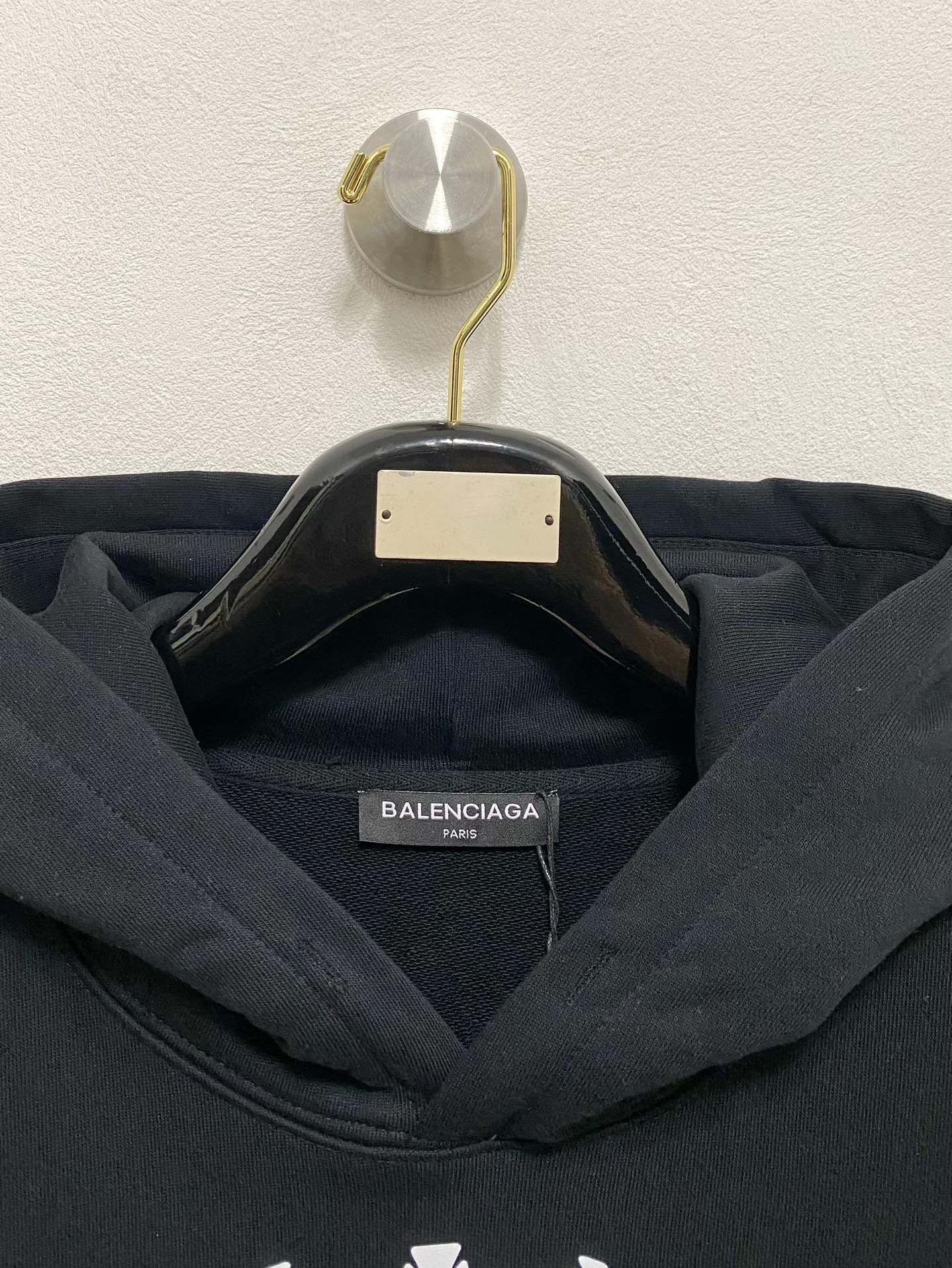 Imagem [3]-P620BALENCIAGA Paris Family 2024FW outono e inverno novas letras impressas logotipo moletom com capuz selecionado tecido felpudo de alto peso para criar um confortável e respirável de longa duração não é fácil de deformação antes e depois do logotipo de impressão reconhecível alto forro wrap design homens e mulheres no corpo do mesmo elegante e versátil duas cores recomendadas: preto bege ...... .............................. ........................❥∙Tamanho: S M L-Sacos de alta qualidade