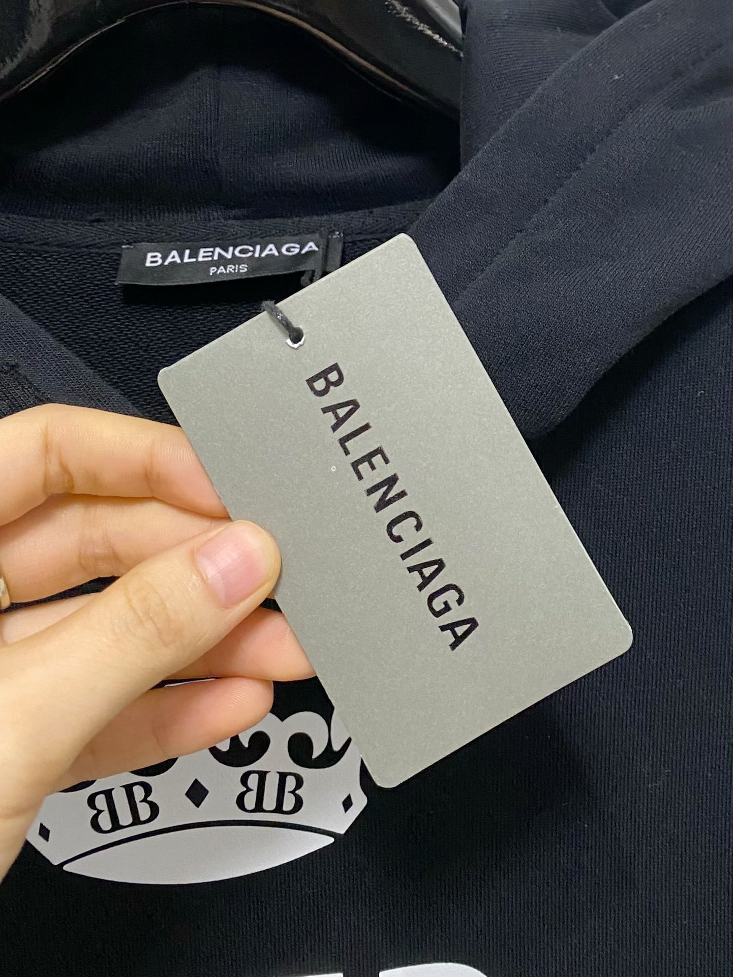 画像[1]-P620BALENCIAGAパリ家族2024FW秋と冬の新しいレタープリントロゴフード付きスウェットシャツ 変形しにくい快適で通気性の長い摩耗を作成するために選択された高荷重テリー織物 フロントとバックプリントロゴが認識できる高い裏地ラップデザインの男性と女性 同じファッショナブルで汎用性の高い2色推奨：ブラックベージュ..........................................................❥・サイズ：S M L-ハイ・フェイク・ファクトリー