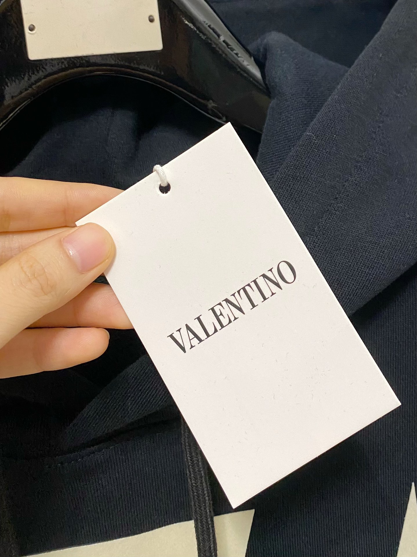 图片[8]-P620
Valentino 华伦天奴 2024FW秋冬新品 
连帽卫衣
采用原版面料特有手工缝标特色设计语言.三标保持一致！
采用进口田岛机重工刺绣 精细绣花无毛边杂线  凹凸质感明显
定织定染360克重纯棉面料同缸染32支330克1×1双纱无根精梳螺纹
高端质感无敌细节决定一切！出街配搭必备单品

两色推荐 ：米色 黑色

……………………………………………………
❥∙Size：M-XXL-高仿包包