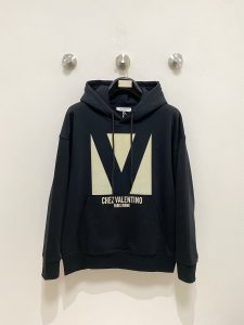 P620Valentino outono/inverno 2024FWSweatshirt com capuzEtiquetas cosidas à mão em tecidos originais. As três etiquetas mantêm-se coerentes!Bordado pesado em máquina Tajima importada Bordado fino sem serapilheira e sem fios diversos A textura da colisão é evidente.Tecelagem e tingimento personalizados de tecidos de algodão de 360g com o mesmo tanque de tingimento de fios penteados sem raiz de 330g 1x1 de fio duplo.Os pormenores invencíveis da textura topo de gama determinam tudo! Um artigo indispensável para o streetwear!Duas cores recomendadas: bege e preto.............................. ..............................❥∙Tamanho：M-XXL