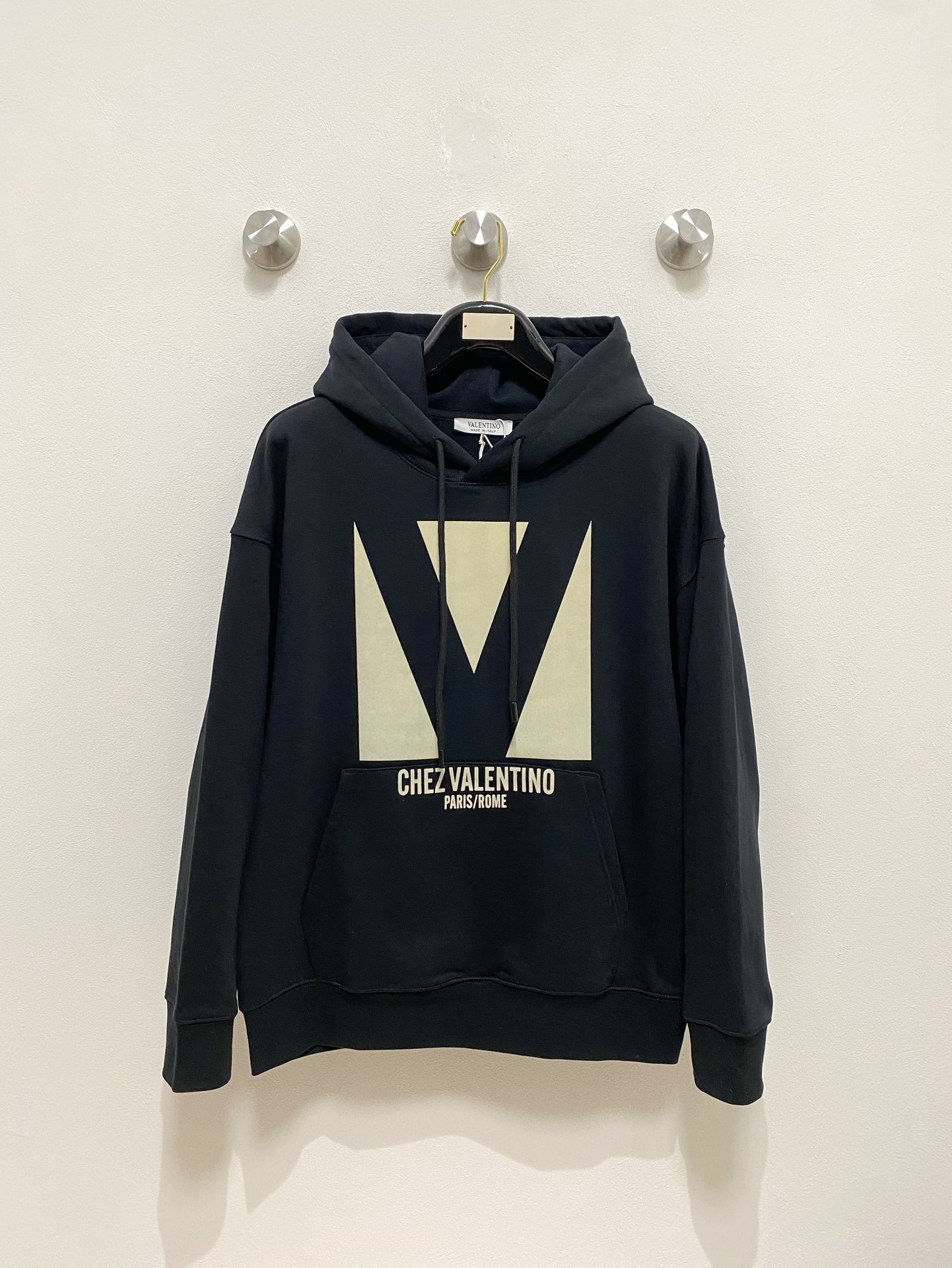 P620
Valentino 华伦天奴 2024FW秋冬新品 
连帽卫衣
采用原版面料特有手工缝标特色设计语言.三标保持一致！
采用进口田岛机重工刺绣 精细绣花无毛边杂线  凹凸质感明显
定织定染360克重纯棉面料同缸染32支330克1×1双纱无根精梳螺纹
高端质感无敌细节决定一切！出街配搭必备单品

两色推荐 ：米色 黑色

……………………………………………………
❥∙Size：M-XXL-高仿包包