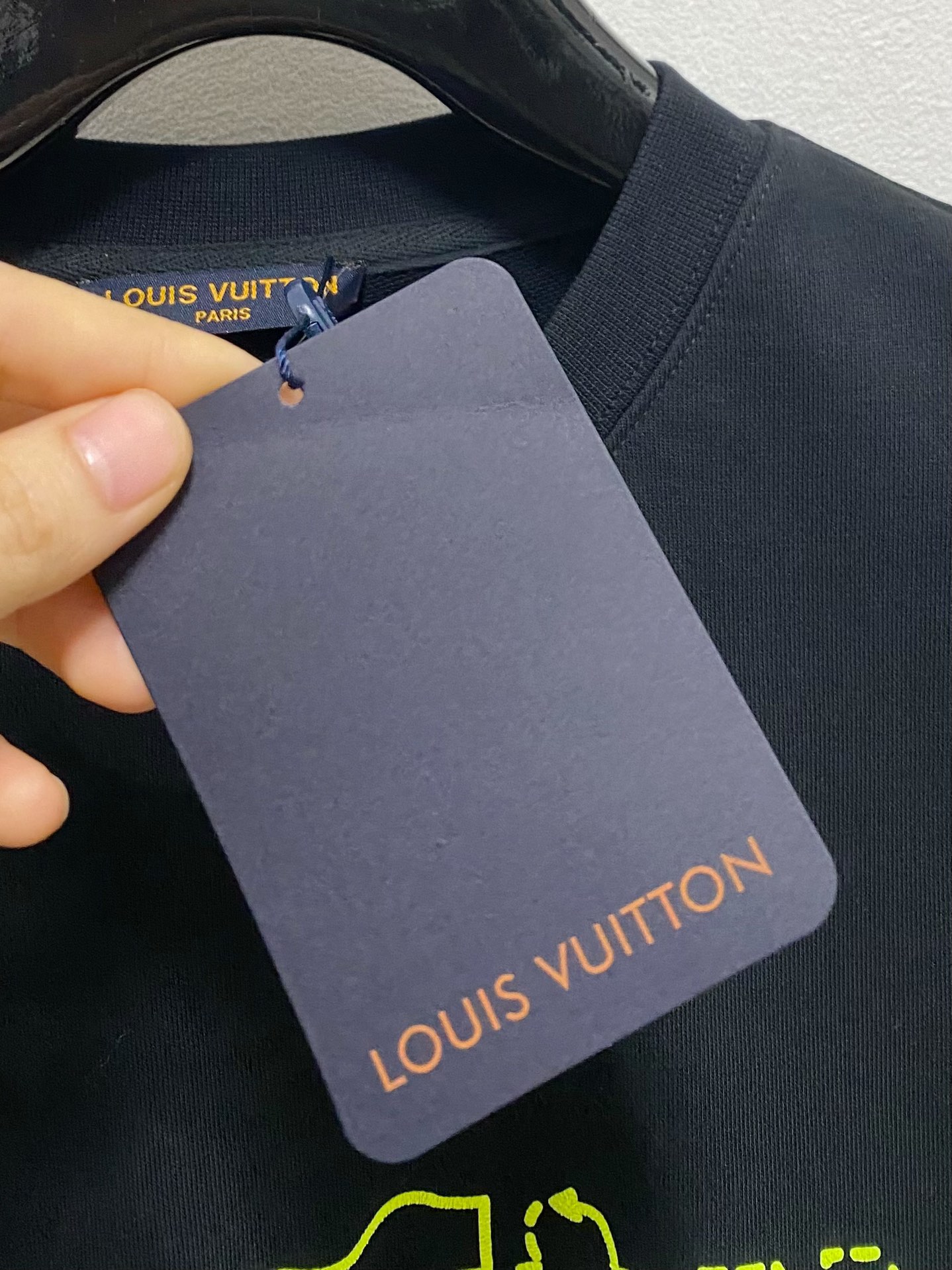 ¡P480LouisVuitton Louis Vuitton 2024FW Otoño e Invierno Nuevos modelos básicos suéter jersey casual de alta gama tipo de temperamento debe-entrar en el estilo extremo de un sentido muy de acento y el encanto del producto único! Hecho a medida de tela de algodón de alta densidad para crear la ropa en general es muy pesado, pero no caliente ropa en general suave sensación delicada textura pecho clásico logotipo de la franja de silicona roja reconocible de alta destaca el diseñador de arte moderno encanto y sentido artístico de gama alta producto único pertenece a los hombres extremadamente lujosos y modelos de las mujeres dos colores recomendados: negro blanco ...... .............................. ........................❥∙Talla:M-XXL-Fábrica de alta costura