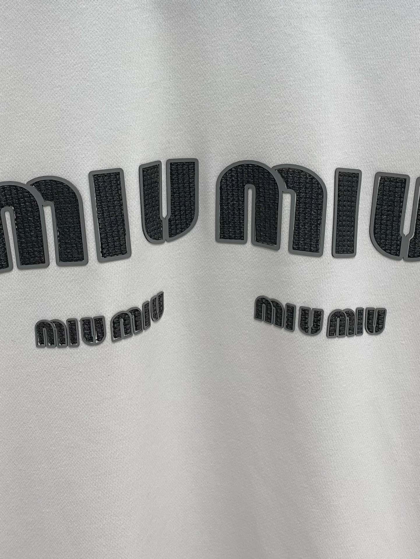 صورة[1]-P480Miumu Miu Miu Miu 2024FW الخريف والشتاء الجديد فقرة أساسية جديدة سترة صوفية غير رسمية من النوع المزاجي الراقي يجب أن تدخل في النمط الممتاز إحساسًا شديدًا بلكنة وسحر المنتج الواحد! نسيج قطني عالي الكثافة مصنوع خصيصًا لخلق الملابس الإجمالية ثقيلة جدًا ولكن ليس ساخنًا بشكل عام الملابس ناعمة الملمس ناعمة الملمس رقيقة الملمس الصدر شعار السيليكون الأحمر الكلاسيكي المخطط بشريط أحمر مميز عالي يبرز المصمم سحر الفن الحديث والحس الفني للمنتج الواحد الراقي ينتمي إلى الرجال والنساء الفاخر للغاية على حد سواء ......... .............................. .....................❥ ∙ المقاس: M-XXL- مصنع فو فو العالي