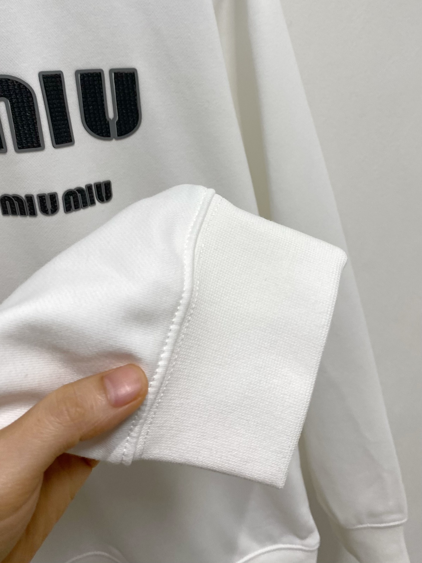 图片[8]-P480
Miumiu 缪缪 2024FW秋冬新品 
基础款休闲套头卫衣高端气质型必入的极品款式一款极具腔调感与魅力的单品！定制高密度纯棉面料打造整体衣服非常有份量但是却不热整体衣服柔软手感细腻有质感胸前经典红色硅胶条标识辨识度极高彰显出设计师对于现代艺术魅力与艺术感属于极为奢华的高端单品男女同款

……………………………………………………
❥∙Size：M-XXL-高仿包包