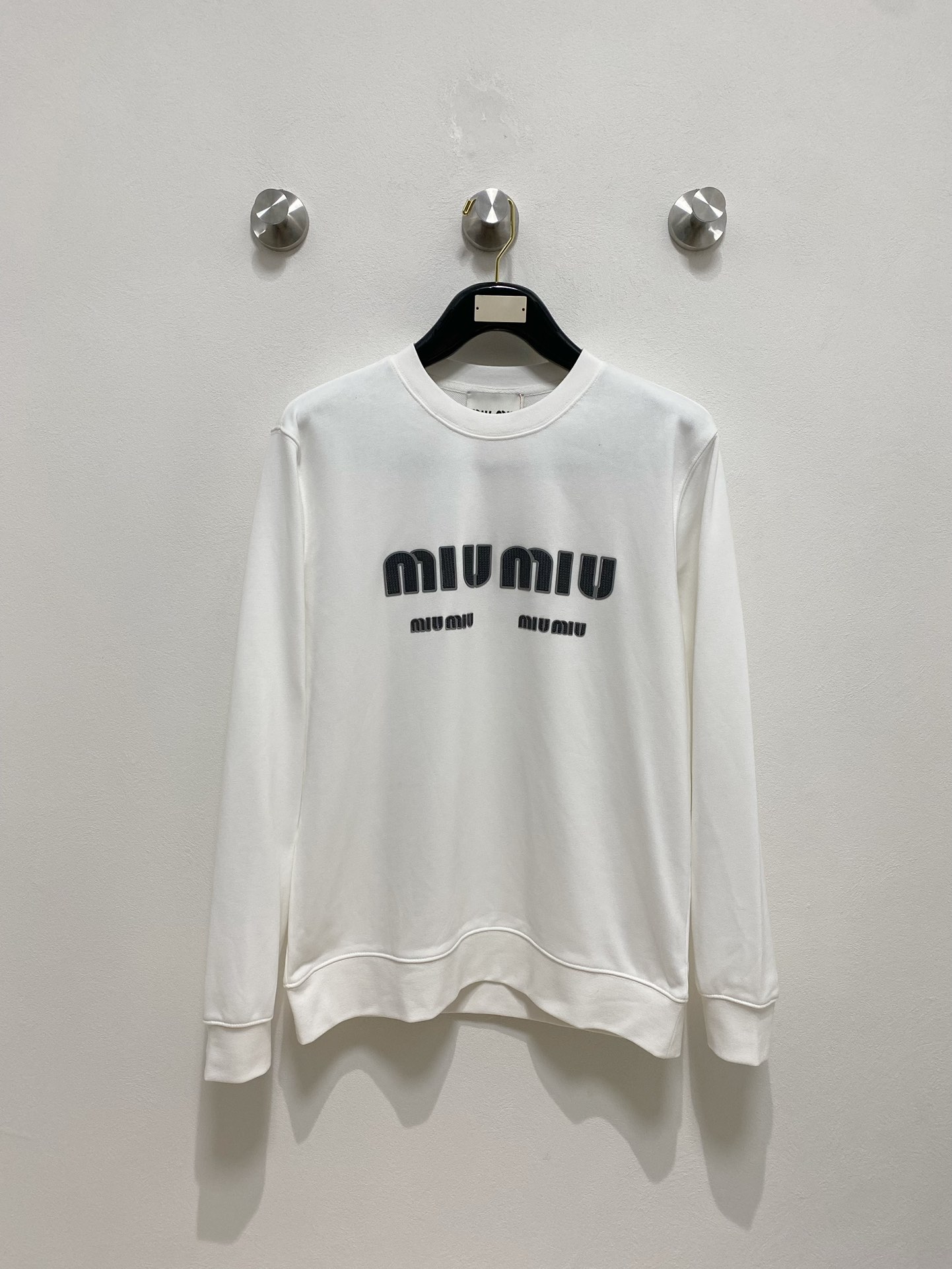 P480Miumiu Miu Miu 2024FW fall and winter new basic section casual pullover sweater high-end temperament type must enter the extreme style of a great sense of accent and charm of the single product! Customized high-density cotton fabric to create the overall clothing is very weighty but not hot overall clothing soft feel delicate texture chest classic red silicone stripe logo recognizable high highlights the designer for modern art charm and artistic sense of high-end single product belongs to the extremely luxurious men and women alike two colors recommended: gray blue ...... .............................. ........................❥∙Size: M-XXL-High Faux Factory