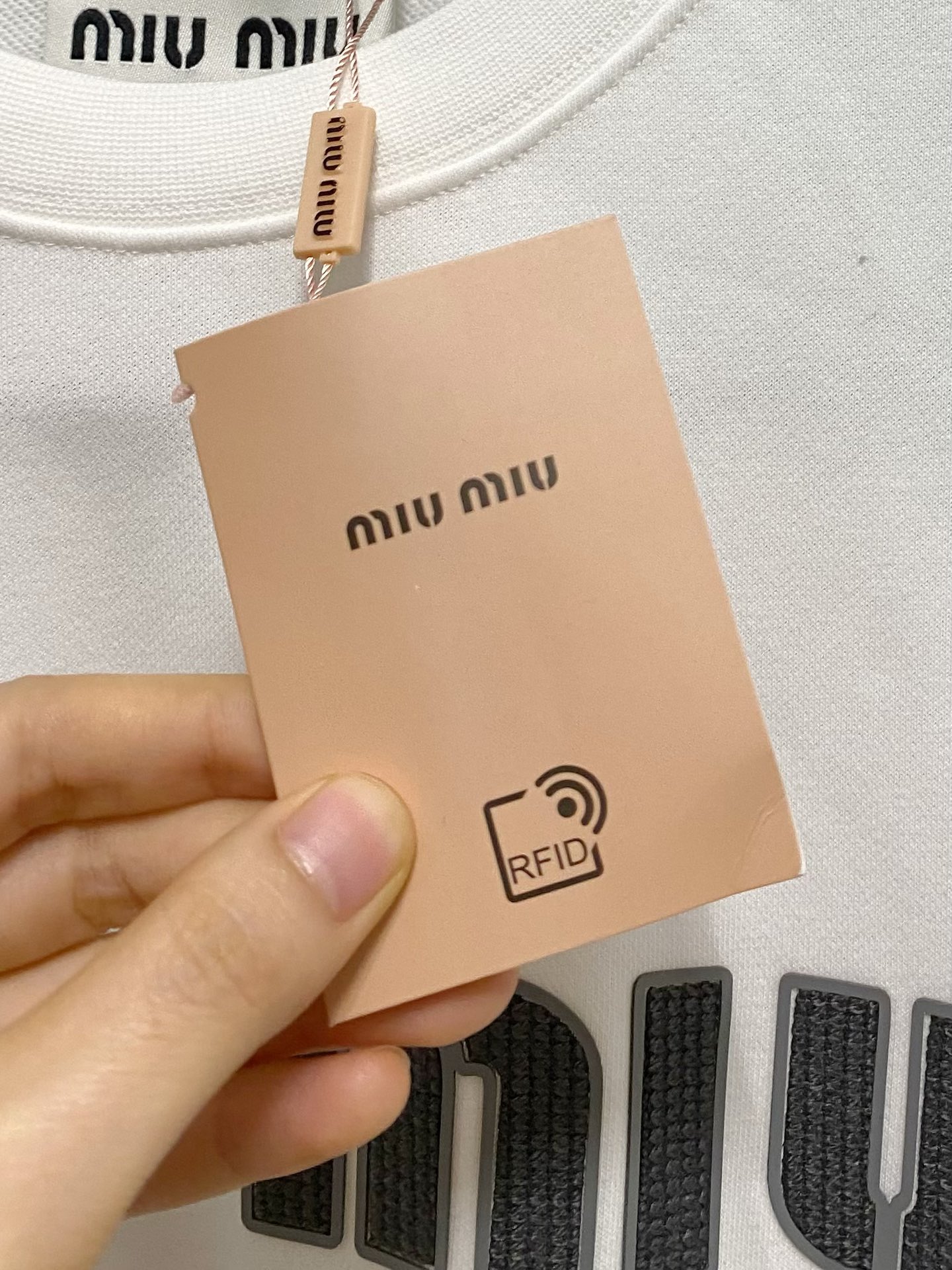 صورة[1]-P480Miumu Miu Miu Miu 2024FW الخريف والشتاء الجديد فقرة أساسية جديدة سترة صوفية غير رسمية من النوع المزاجي الراقي يجب أن تدخل في النمط الممتاز إحساسًا شديدًا بلكنة وسحر المنتج الواحد! نسيج قطني عالي الكثافة مصنوع خصيصًا لخلق الملابس الإجمالية ثقيلة جدًا ولكن ليس ساخنًا بشكل عام الملابس ناعمة الملمس ناعمة الملمس رقيقة الملمس الصدر شعار السيليكون الأحمر الكلاسيكي المخطط بشريط أحمر مميز عالي يبرز المصمم سحر الفن الحديث والحس الفني للمنتج الواحد الراقي ينتمي إلى الرجال والنساء الفاخر للغاية على حد سواء ......... .............................. .....................❥ ∙ المقاس: M-XXL- مصنع فو فو العالي