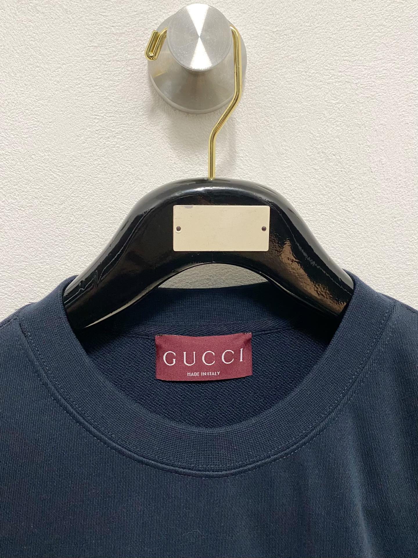 P480Gucci غوتشي غوتشي 2024FW الخريف والشتاء موديلات أساسية جديدة من سترة صوفية غير رسمية من النوع الراقي المزاج الراقي يجب أن تدخل في النمط المتطرف من الإحساس الشديد بلكنة وسحر المنتج الواحد! نسيج قطني عالي الكثافة مخصص لخلق الملابس الشاملة ثقيل للغاية ولكن ليس ساخنًا بشكل عام الملابس الشاملة ذات ملمس ناعم ناعم الملمس رقيق الصدر شعار السيليكون الأحمر الكلاسيكي المخطط بشريط أحمر مميز عالي يبرز المصمم سحر الفن الحديث والحس الفني للمنتج الفردي الراقي ينتمي إلى الموديلات الرجالية والنسائية الفاخرة للغاية من نفس اللونين الموصى بهما ......... ..............................