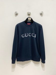 P480Gucci غوتشي غوتشي 2024FW الخريف والشتاء موديلات أساسية جديدة من سترة صوفية غير رسمية من النوع الراقي المزاج الراقي يجب أن تدخل في النمط المتطرف من الإحساس الشديد بلكنة وسحر المنتج الواحد! نسيج قطني عالي الكثافة مخصص لخلق الملابس الشاملة ثقيل للغاية ولكن ليس ساخنًا بشكل عام الملابس الشاملة ذات ملمس ناعم ناعم الملمس رقيق الصدر شعار السيليكون الأحمر الكلاسيكي المخطط بشريط أحمر مميز عالي يبرز المصمم سحر الفن الحديث والحس الفني للمنتج الفردي الراقي ينتمي إلى الموديلات الرجالية والنسائية الفاخرة للغاية من نفس اللونين الموصى بهما ......... ..............................