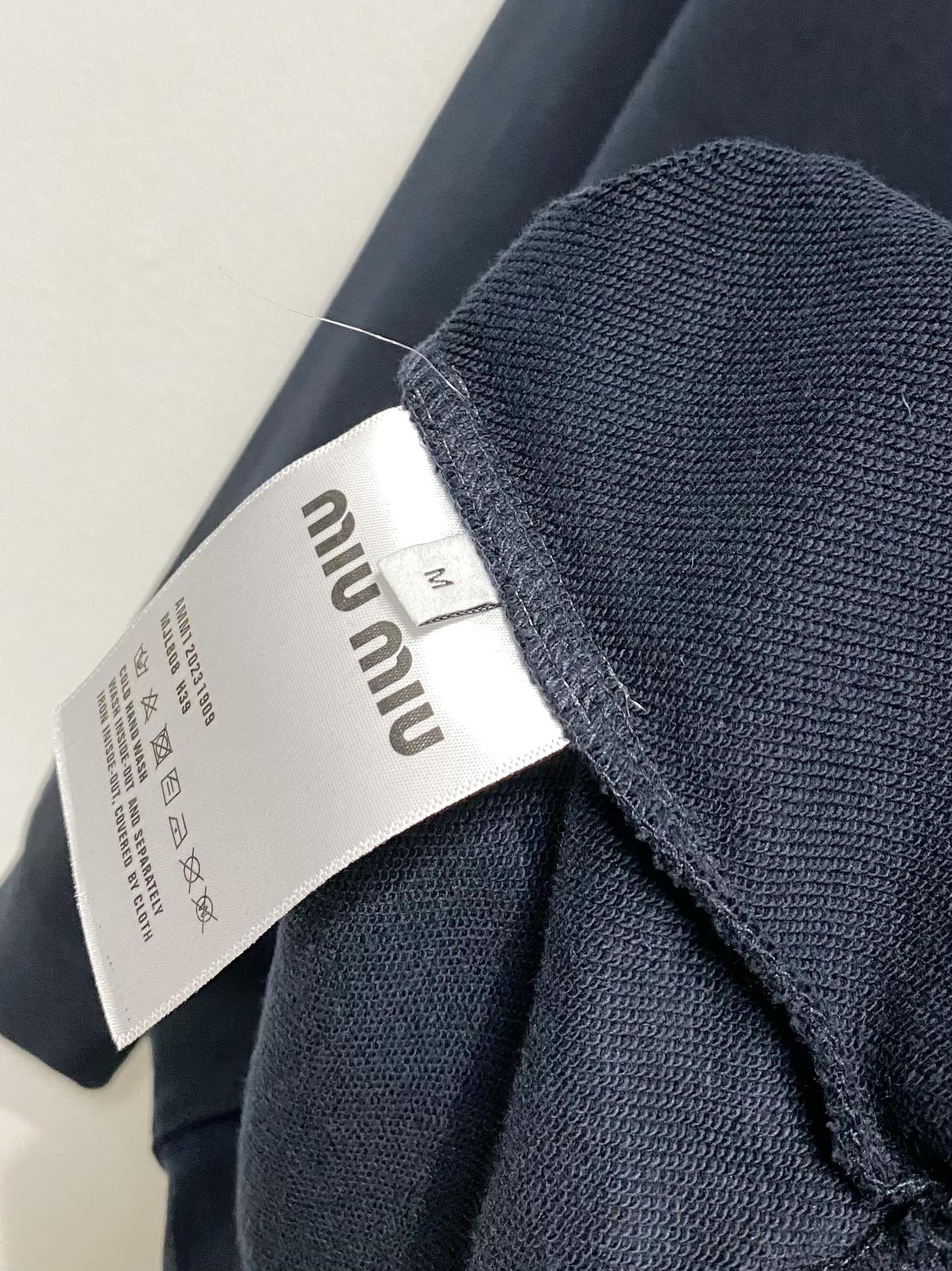 P480Miumiu Miu Miu 2024FW outono e inverno nova secção básica camisola pulôver casual tipo temperamento de alta qualidade deve entrar no estilo extremo de um sentido de sotaque e charme do produto único! O tecido de algodão de alta densidade feito à medida para criar o vestuário geral é muito pesado, mas não quente, o vestuário geral é macio, com uma textura delicada no peito, o logótipo clássico de riscas de silicone vermelhas reconhecível destaca o designer pelo charme da arte moderna e pelo sentido artístico do produto único de alta qualidade, pertencente aos modelos extremamente luxuosos para homem e mulher, em duas cores recomendadas: cinzento azul ...... .............................. ........................❥∙Tamanho: M-XXL-Sacos de alta qualidade