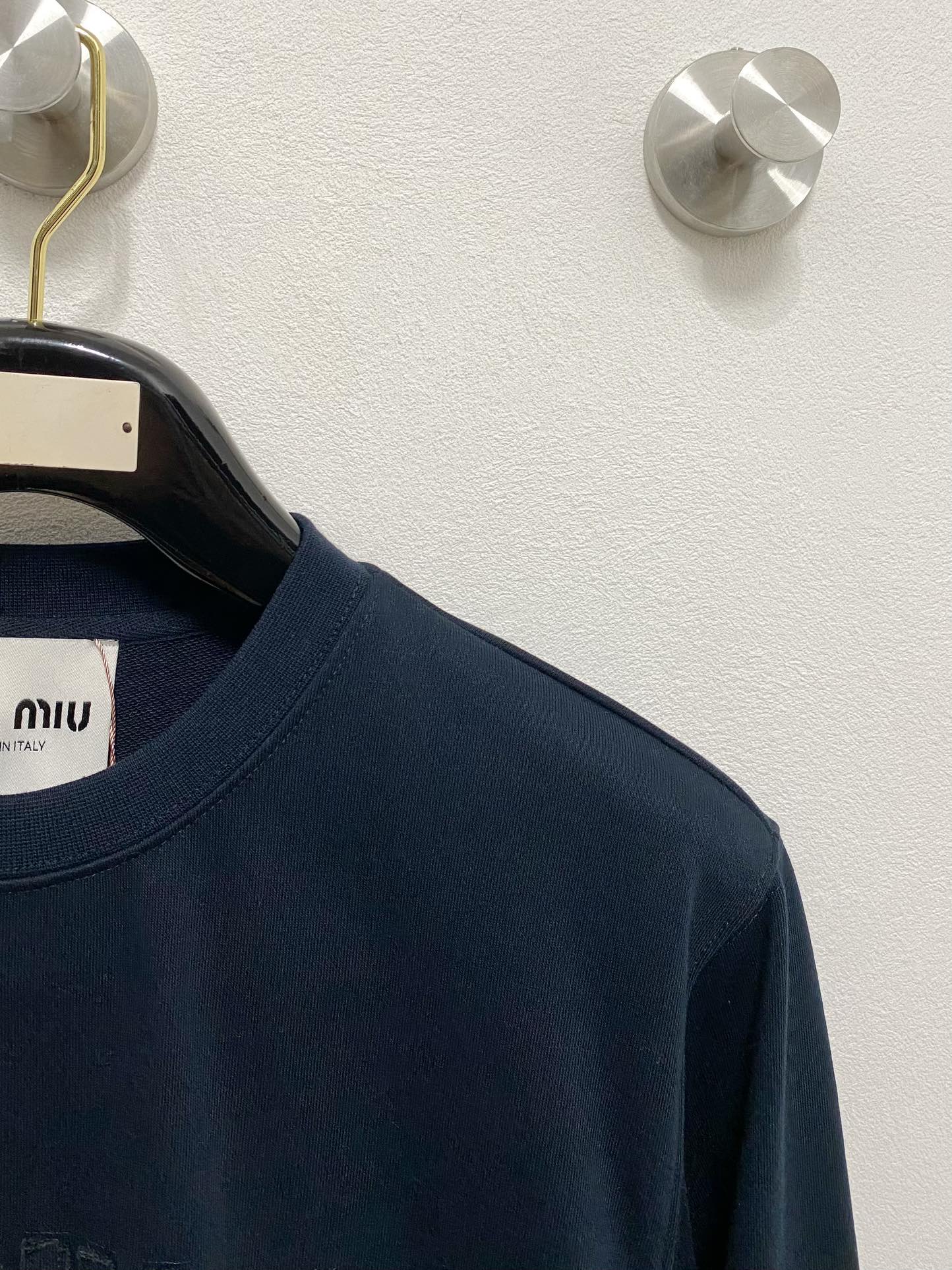 صورة[1]-P480Miumu Miu Miu Miu 2024FW الخريف والشتاء الجديد فقرة أساسية جديدة سترة صوفية غير رسمية من النوع المزاجي الراقي يجب أن تدخل في النمط الممتاز إحساسًا شديدًا بلكنة وسحر المنتج الواحد! نسيج قطني عالي الكثافة مصنوع خصيصًا لخلق الملابس الإجمالية ثقيلة جدًا ولكن ليس ساخنًا بشكل عام الملابس ناعمة الملمس ناعمة الملمس رقيقة الملمس الصدر شعار السيليكون الأحمر الكلاسيكي المخطط بشريط أحمر مميز عالي يبرز المصمم سحر الفن الحديث والحس الفني للمنتج الواحد الراقي ينتمي إلى الرجال والنساء الفاخر للغاية على حد سواء ......... .............................. .....................❥ ∙ المقاس: M-XXL- مصنع فو فو العالي