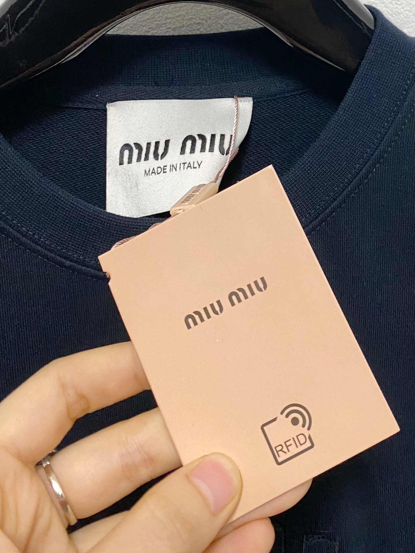 P480Miumiu Miu Miu 2024FW outono e inverno nova secção básica camisola pulôver casual tipo temperamento de alta qualidade deve entrar no estilo extremo de um sentido de sotaque e charme do produto único! O tecido de algodão de alta densidade feito à medida para criar o vestuário geral é muito pesado, mas não quente, o vestuário geral é macio, com uma textura delicada no peito, o logótipo clássico de riscas de silicone vermelhas reconhecível destaca o designer pelo charme da arte moderna e pelo sentido artístico do produto único de alta qualidade, pertencente aos modelos extremamente luxuosos para homem e mulher, em duas cores recomendadas: cinzento azul ...... .............................. ........................❥∙Tamanho: M-XXL-Sacos de alta qualidade