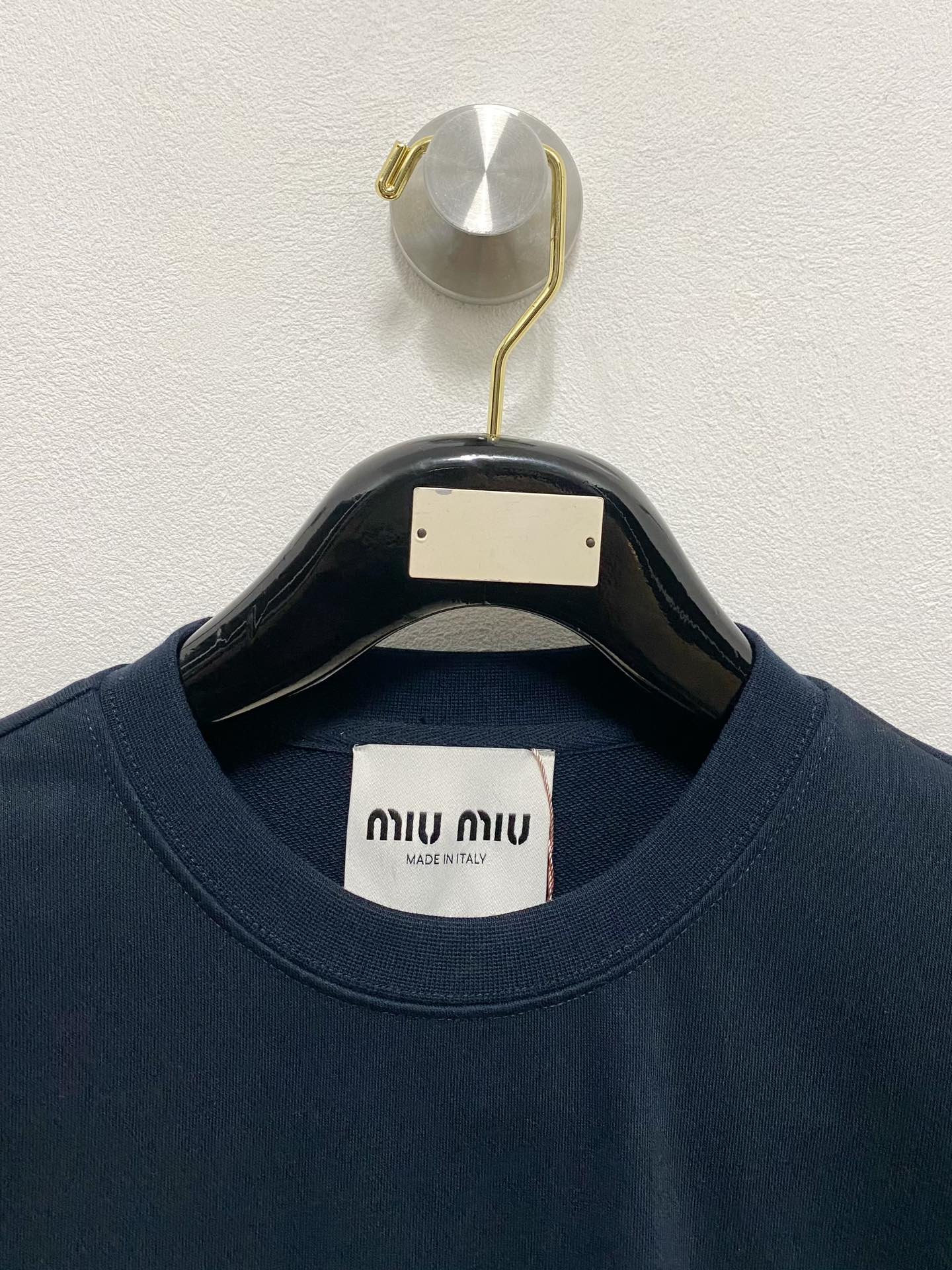 ¡P480Miumiu Miu Miu 2024FW otoño e invierno nueva sección básica suéter jersey casual de alta gama tipo de temperamento debe-entrar en el estilo extremo de un sentido muy de acento y el encanto del producto único! Hecho a medida de tela de algodón de alta densidad para crear la ropa en general es muy pesado, pero no caliente ropa en general sensación suave textura delicada pecho clásico logotipo de la raya de silicona roja reconocible de alta destaca el diseñador para el encanto del arte moderno y el sentido artístico de gama alta producto único pertenece a los hombres y modelos de las mujeres extremadamente lujoso en dos colores recomendados: gris azul ...... .............................. ........................❥∙Talla:M-XXL-Fábrica de alta costura