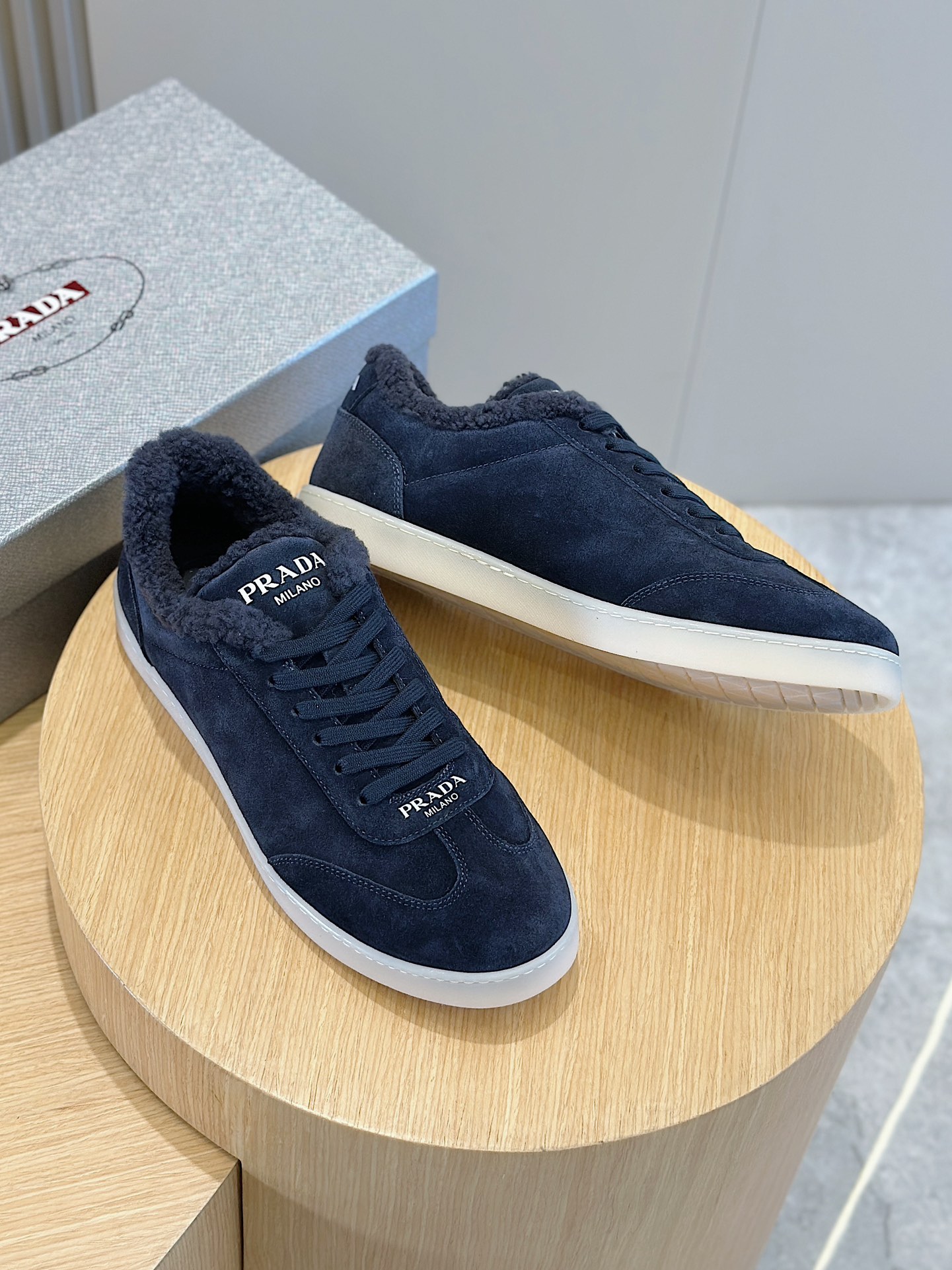 Prada Logo Suede Sneakers - Woolスエードを使用したスポーティーな万能トレーナー。P800-ハイフェイクバッグ