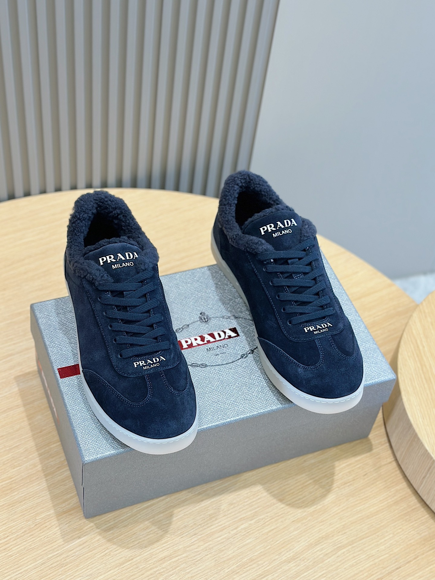 Prada Logo Suede Sneakers - Woolスエードを使用したスポーティーな万能トレーナー。P800-ハイフェイクバッグ