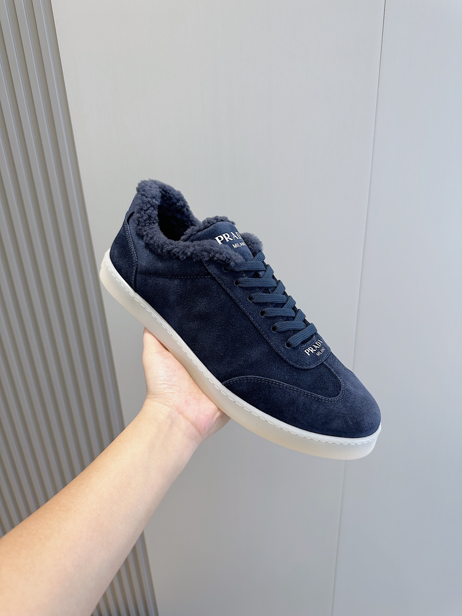 Prada Logo Suede Sneakers - Woolスエードを使用したスポーティーな万能トレーナー。P800-ハイフェイクバッグ