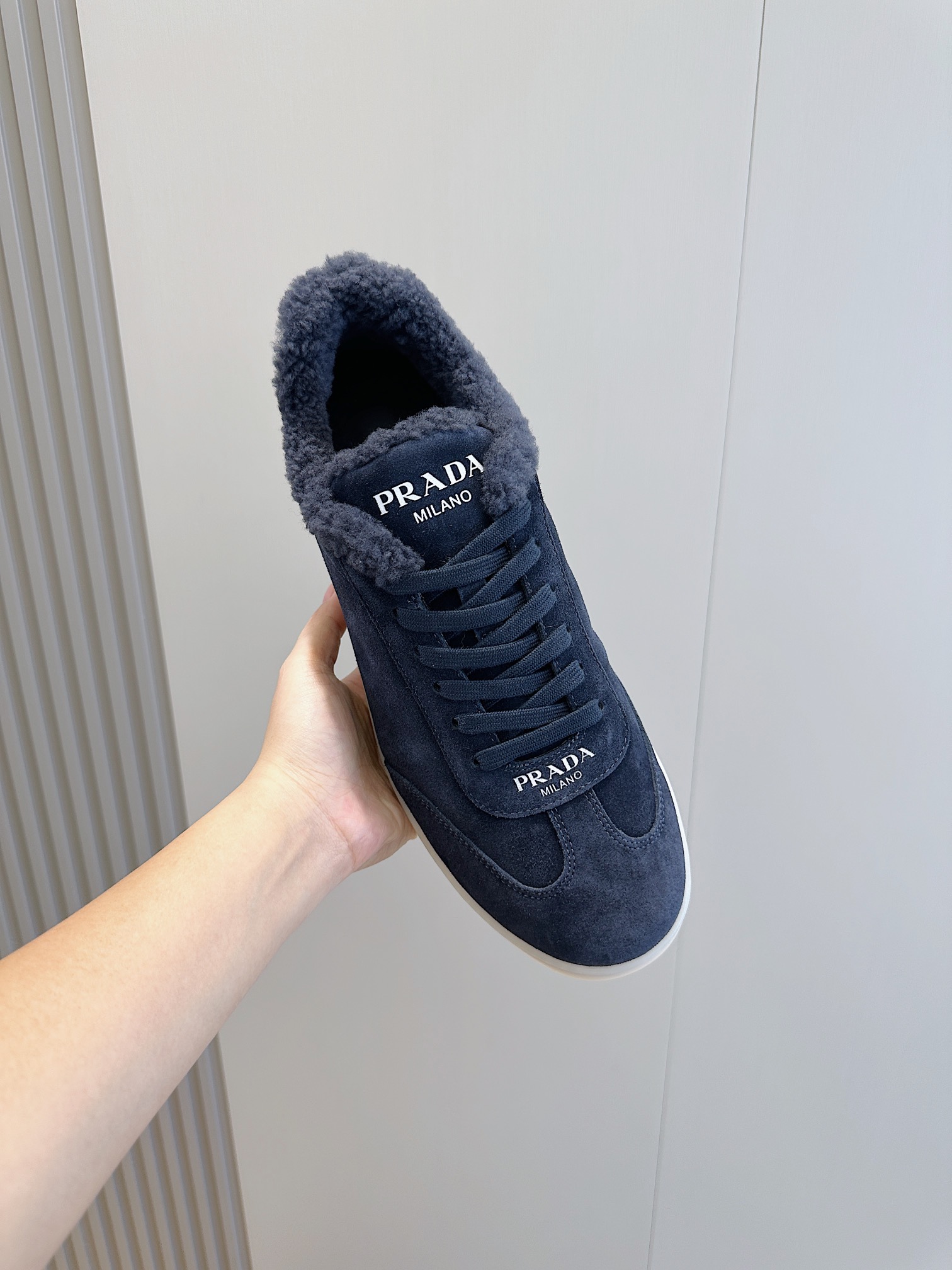 Prada Logo Suede Sneakers - Woolスエードを使用したスポーティーな万能トレーナー。P800-ハイフェイクバッグ