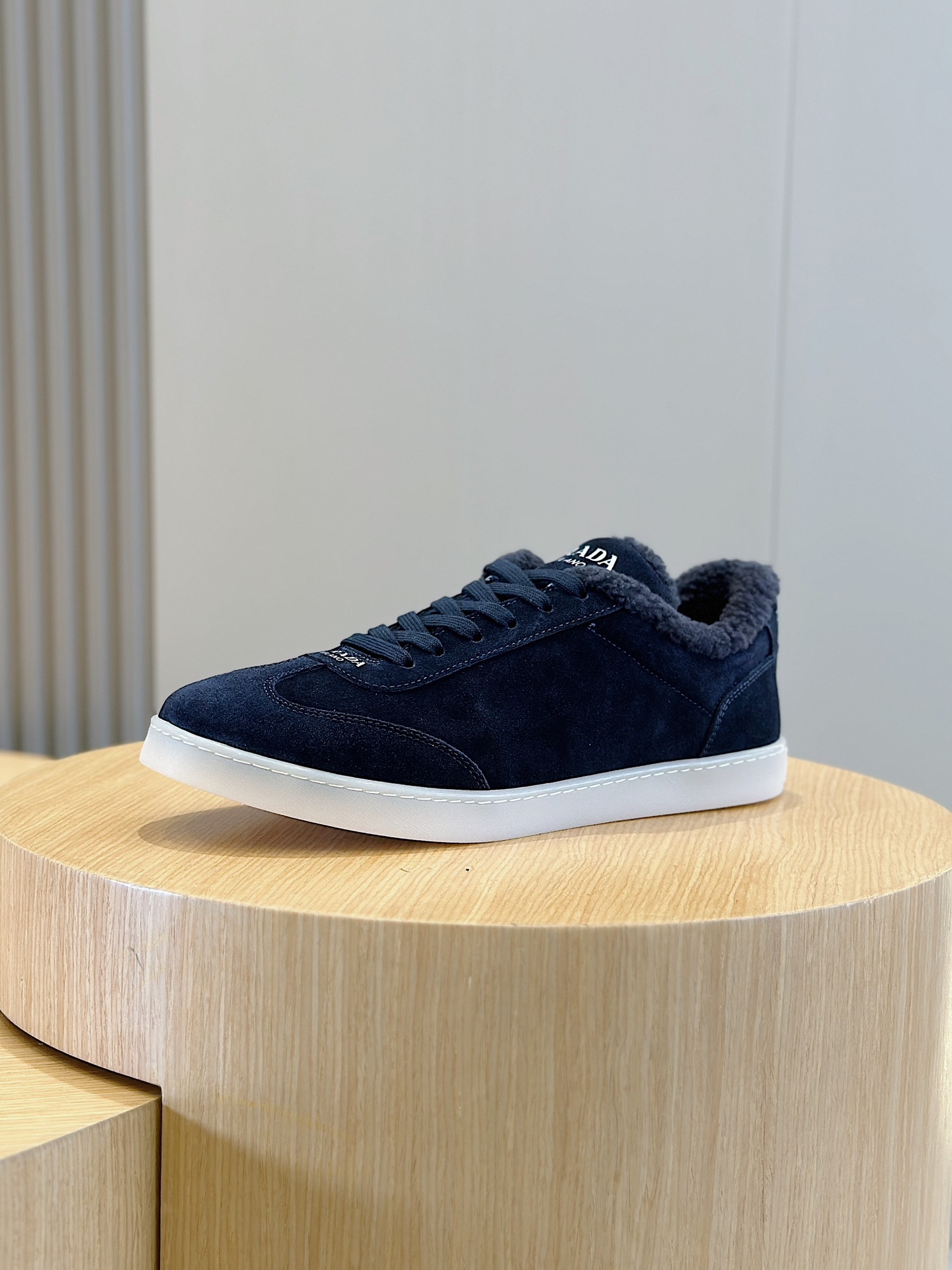 Imagem[1]- Prada Logo Suede Sneakers - WoolEstas sapatilhas desportivas e versáteis são confeccionadas em camurça com um logótipo triangular para um toque moderno- Cordões- Logótipo triangular em metal esmaltado- Sola leve, com saliências e alargadaTamanho: 39-44 ( 38,45 por medida)P800-Fábrica de alta costura