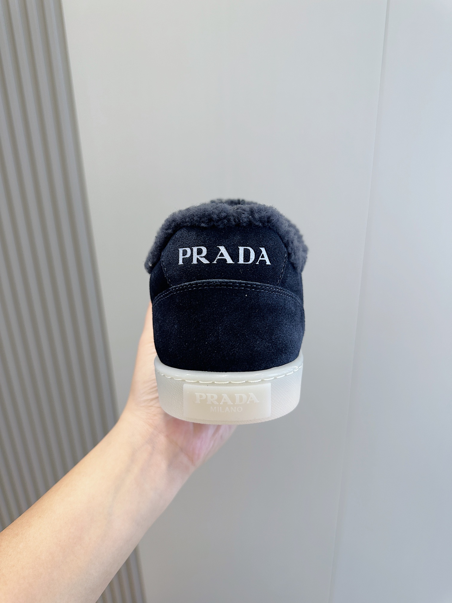 Imagem[1]- Prada Logo Suede Sneakers - WoolEstas sapatilhas desportivas e versáteis são confeccionadas em camurça com um logótipo triangular para um toque moderno- Cordões- Logótipo triangular em metal esmaltado- Sola leve, com saliências e alargadaTamanho: 39-44 ( 38,45 por medida)P800-Fábrica de alta costura