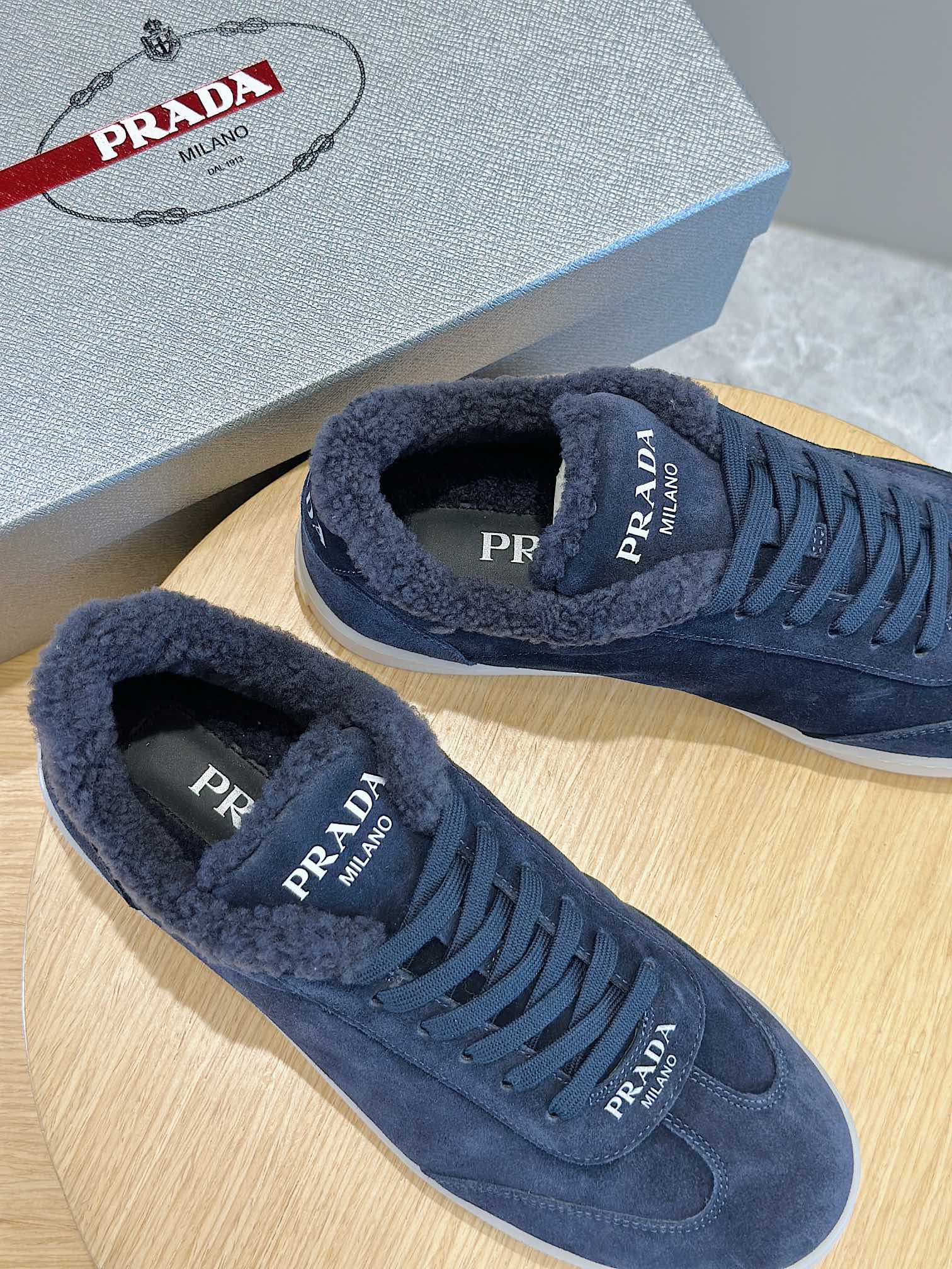 Prada Logo Suede Sneakers - Woolスエードを使用したスポーティーな万能トレーナー。P800-ハイフェイクバッグ