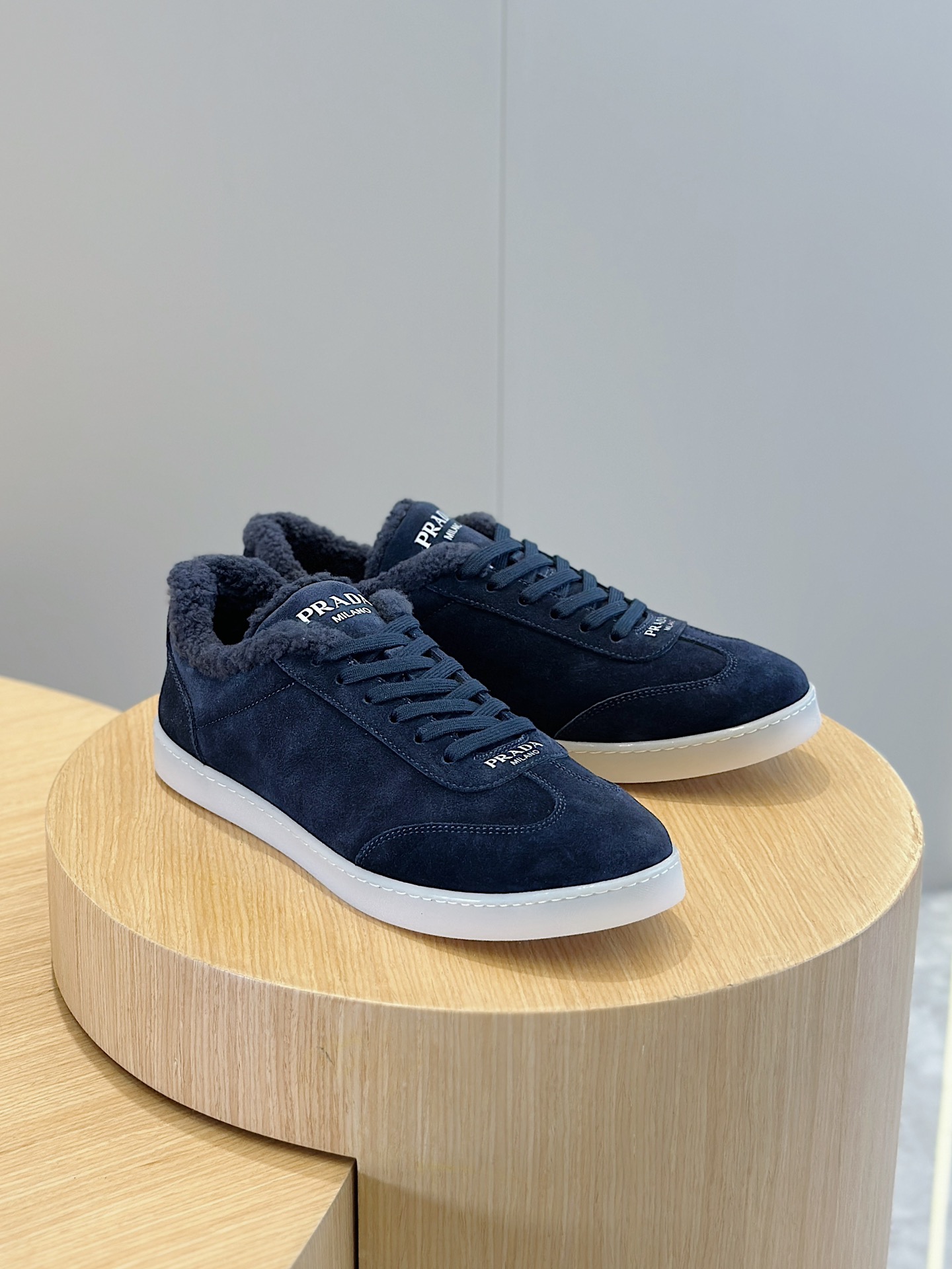 Imagem[1]- Prada Logo Suede Sneakers - WoolEstas sapatilhas desportivas e versáteis são confeccionadas em camurça com um logótipo triangular para um toque moderno- Cordões- Logótipo triangular em metal esmaltado- Sola leve, com saliências e alargadaTamanho: 39-44 ( 38,45 por medida)P800-Fábrica de alta costura