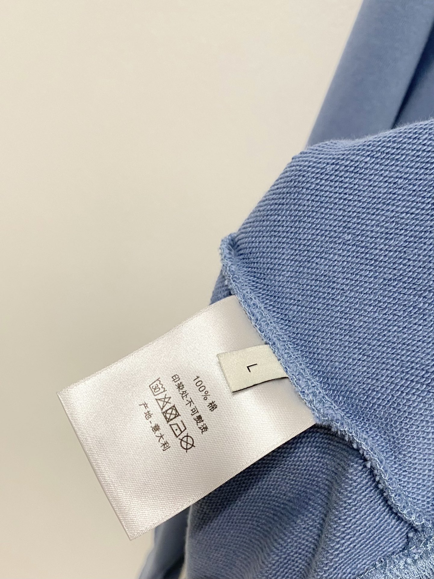 图片[7]-P480
Dior Homme 迪奥·桀傲  2024FW秋冬新品 
基础款休闲套头卫衣高端气质型必入的极品款式一款极具腔调感与魅力的单品！定制高密度纯棉面料打造整体衣服非常有份量但是却不热整体衣服柔软手感细腻有质感胸前经典红色硅胶条标识辨识度极高彰显出设计师对于现代艺术魅力与艺术感属于极为奢华的高端单品男女同款两色推荐
……………………………………………………

颜色： 红色 灰色 蓝色 黑色

❥∙Size：M-XXL-高仿包包