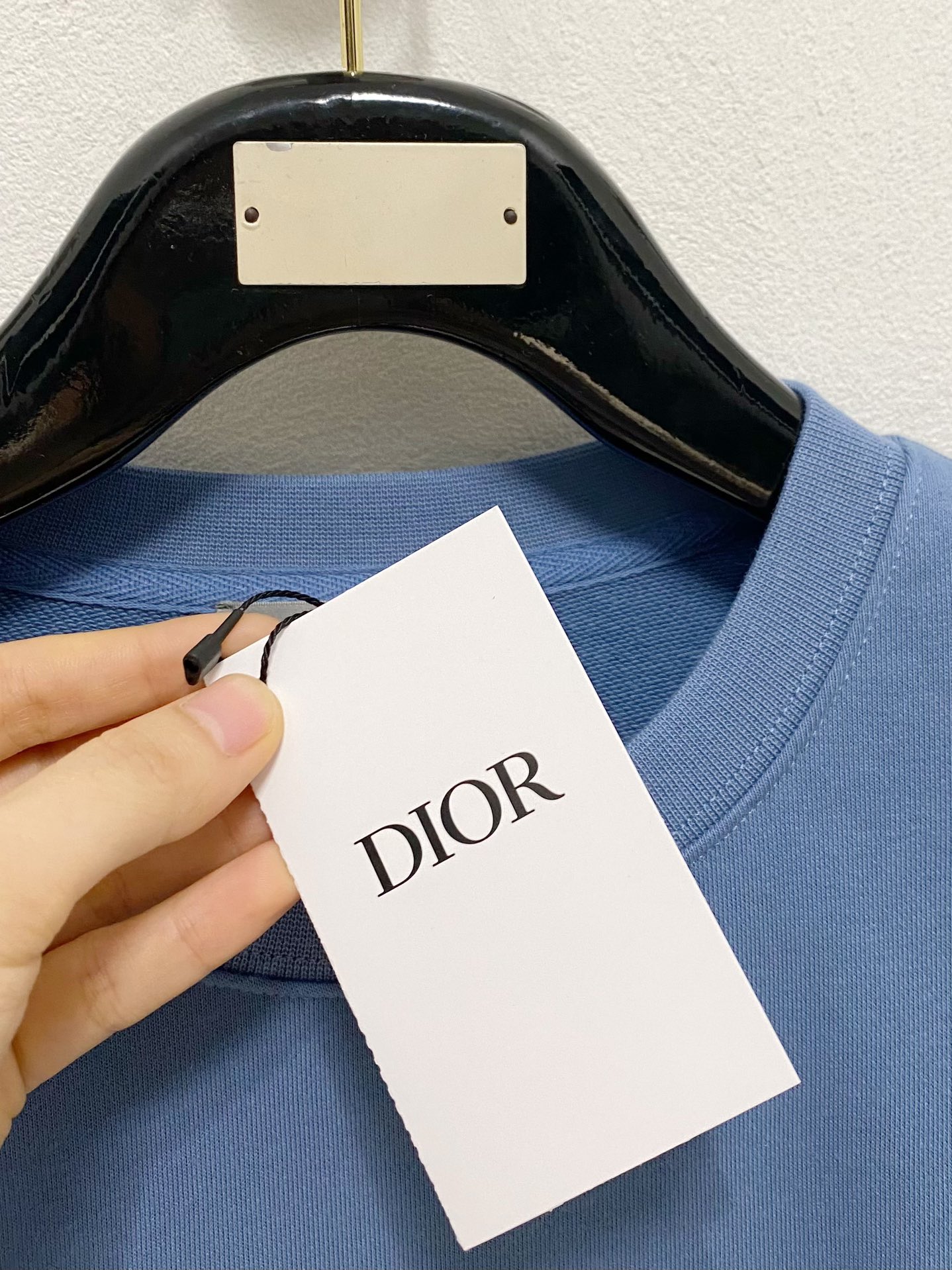 P480Dior Homme Dior Jiehao 2024FW outono e inverno Novos produtosOs modelos básicos de camisola casual de pulôver de alta gama devem entrar no estilo extremo de um grande sentido de destaque e glamour do produto único! O tecido de algodão de alta densidade feito à medida para criar o vestuário geral é muito pesado, mas não quente, o vestuário geral é macio, a textura delicada no peito, o logótipo clássico de riscas de silicone vermelhas reconhecível destaca o designer do charme da arte moderna e o sentido artístico do produto único de alta qualidade pertence aos homens e mulheres extremamente luxuosos dos mesmos modelos em duas cores recomendadas!.............................. ..............................Cores: vermelho, cinzento, azul, preto❥∙Tamanho：M-XXL