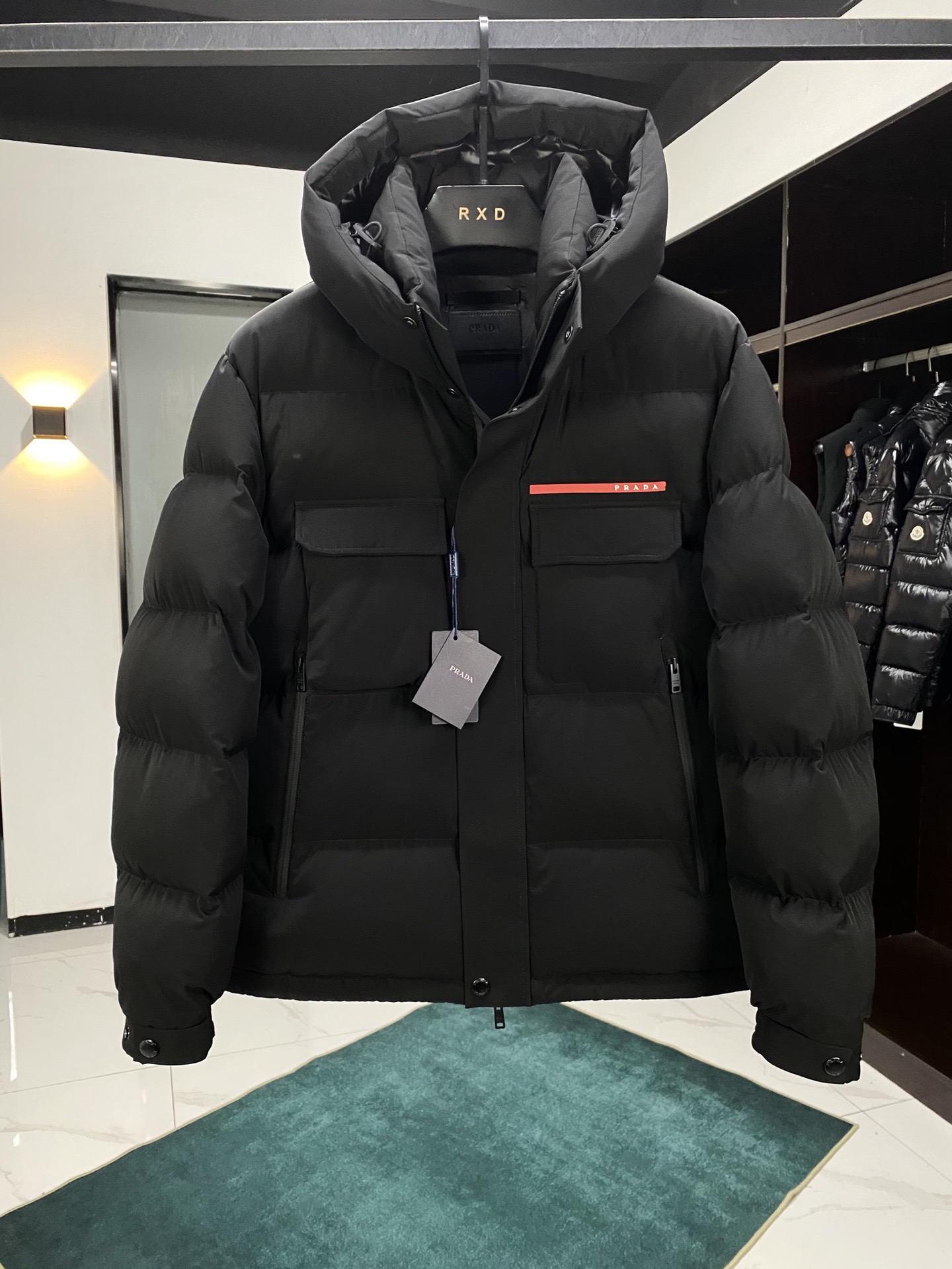 p1540 Prada linea rossa collection veste en duvet d'oie à capuche pour homme (2 couleurs)Linea Rossa a été introduit pour la première fois en 1997 son logo à rayures rouges est depuis devenu une caractéristique unique de la série sera haute performance, l'excellence du design et de l'excellence technique dans la haute mode chaque pièce est façonnée par la technologie la plus avancée est immensément pratique dans la nouvelle Linea Rossa collection 21e siècle. La technologie et la science avancées en matière de textile et de production créent un design à la fois luxueux et pratiqueRemplissage en duvet d'oie blanc 90 selon la norme japonaiseTaille::M-XXXL-usine de haute couture