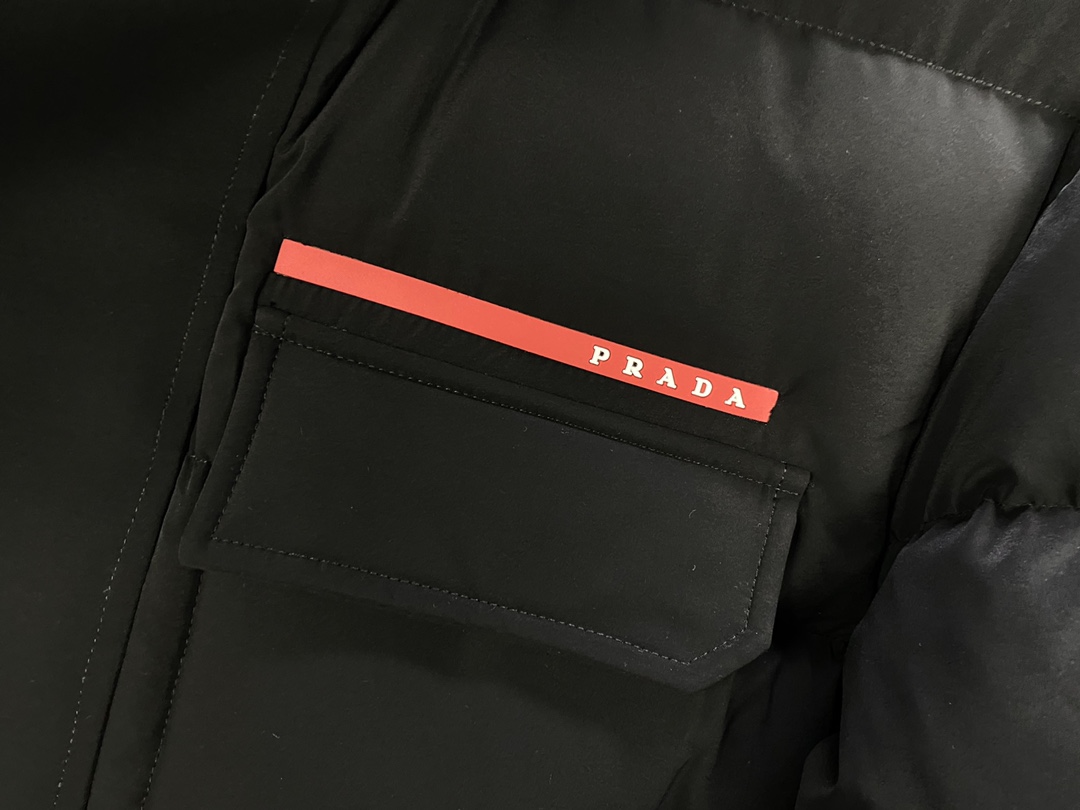 p1540 Prada linea rossa collection veste en duvet d'oie à capuche pour homme (2 couleurs)Linea Rossa a été introduit pour la première fois en 1997 son logo à rayures rouges est depuis devenu une caractéristique unique de la série sera haute performance, l'excellence du design et de l'excellence technique dans la haute mode chaque pièce est façonnée par la technologie la plus avancée est immensément pratique dans la nouvelle Linea Rossa collection 21e siècle. La technologie et la science avancées en matière de textile et de production créent un design à la fois luxueux et pratiqueRemplissage en duvet d'oie blanc 90 selon la norme japonaiseTaille::M-XXXL-usine de haute couture