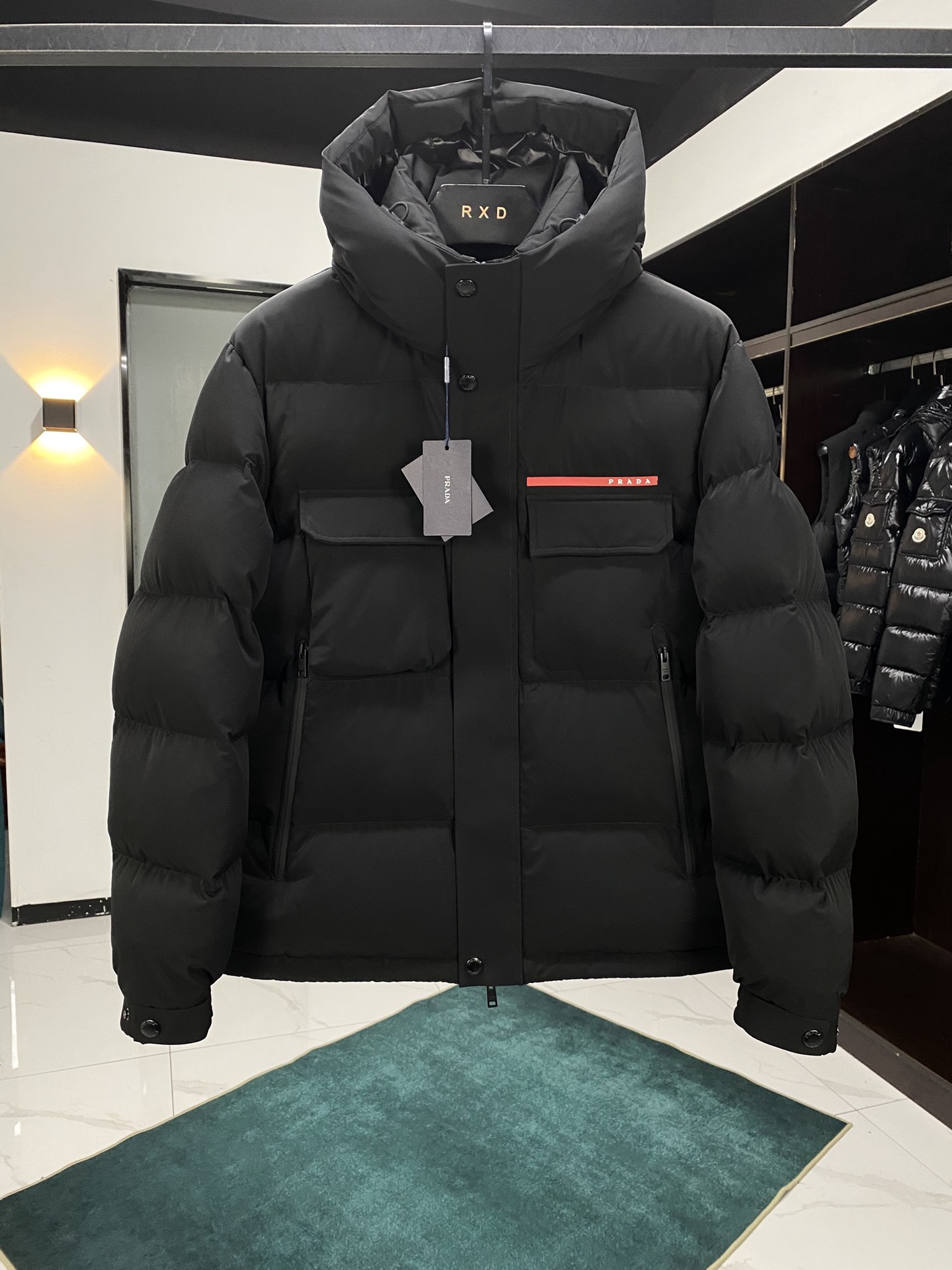 p1540 Prada linea rossa collection veste en duvet d'oie à capuche pour homme (2 couleurs)Linea Rossa a été introduit pour la première fois en 1997 son logo à rayures rouges est depuis devenu une caractéristique unique de la série sera haute performance, l'excellence du design et de l'excellence technique dans la haute mode chaque pièce est façonnée par la technologie la plus avancée est immensément pratique dans la nouvelle Linea Rossa collection 21e siècle. La technologie et la science avancées en matière de textile et de production créent un design à la fois luxueux et pratiqueRemplissage en duvet d'oie blanc 90 selon la norme japonaiseTaille::M-XXXL-usine de haute couture