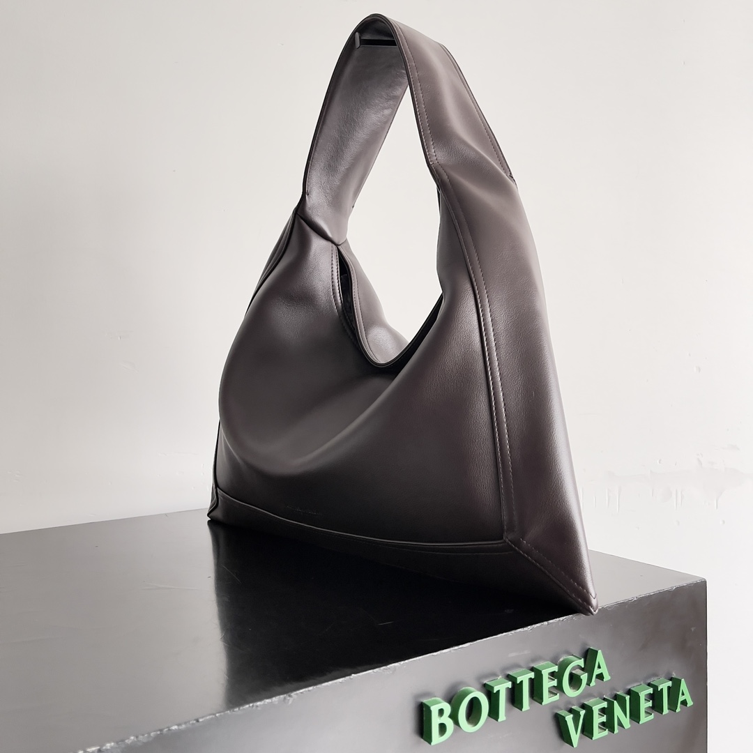 ¡Bottega Veneta este 2024 de otoño e invierno de primera necesidad Desde el espectáculo a la calle están en el gran brillo No sólo trae un fuerte ambiente retro también puede ser fácilmente interpretado a través de una variedad de maneras para que coincida con diferentes estilos de modelado Ya sea seco y elegante estilo de trabajo o casual y cómodo desgaste diario de cuero de becerro importado completo es un elemento de moda que no quiere perderse! Modelo nº: 803977 Tamaño: 41*20*8cm-Fábrica de alta imitación