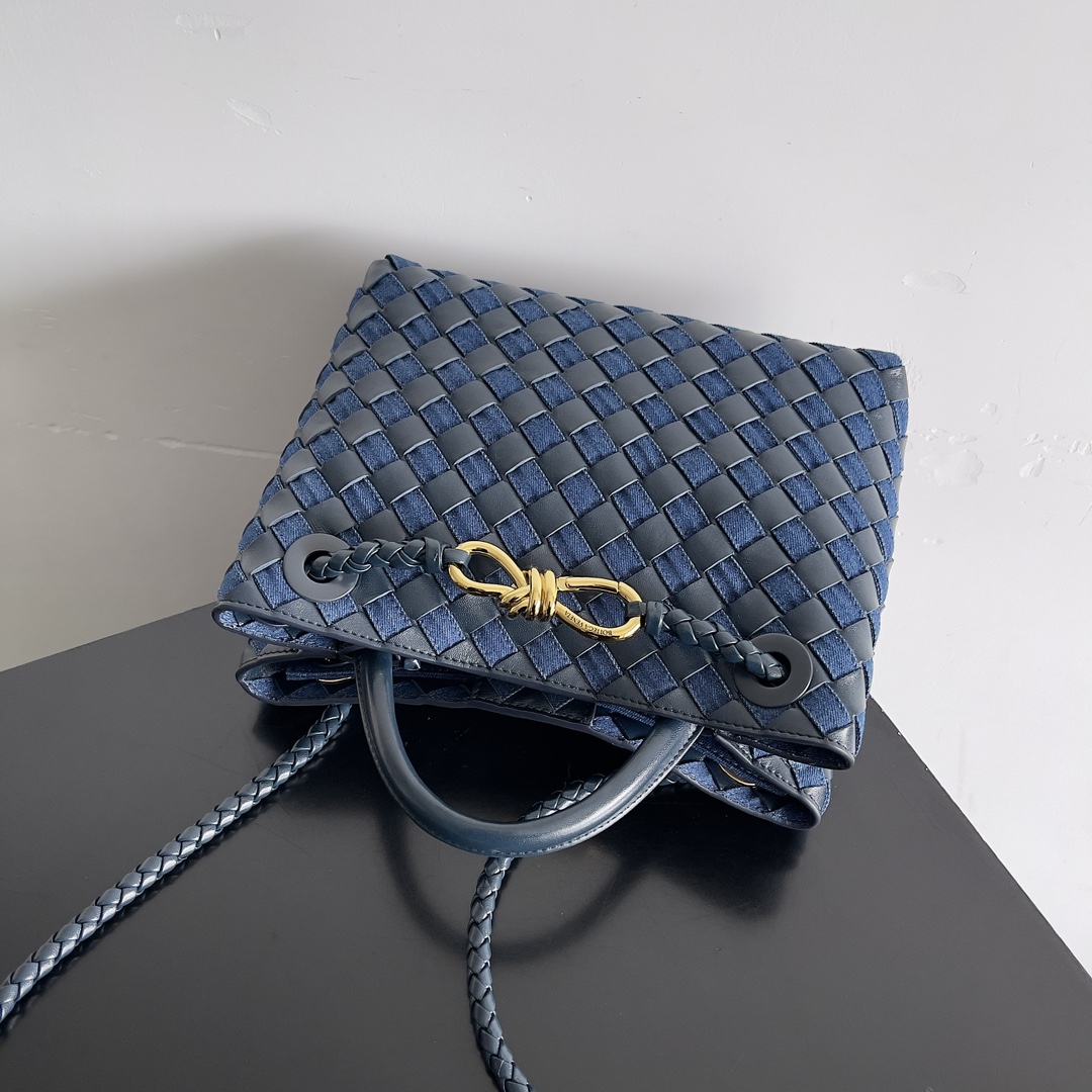 حقيبة يد BOTTEGA VENETA NEW ANDIAMO HANDBAG هذه الحقيبة المنسوجة من الدنيم هي مزيج مثالي من الكلاسيكية والعصرية! الدنيم المنسوج يدويًا يحمل كل خيط من الدنيم المنسوج يدويًا براعة تصميم حجب الألوان خارج عن المألوف ليس فقط قدرة الإثارة ولكن أيضًا يضيف متعة ولطافة بسهولة حمل مجموعة متنوعة من أنماط الإكسسوارات المعدنية الرائعة التي تتألق في خشونة الدنيم فوق صلابة ونعومة الدنيم المتعايش مع الدنيم يأتي مع سمات الحيوية الشبابية لإعطاء الشخص ليس فقط الكلاسيكية العتيقة ولكن أيضًا الشعور بالاسترخاء والحرية للحقيبة في تجميع إعداد الدنيم من خلال الفجوات الصغيرة في الجلد المنسوج في إعداد الحقيبة من خلال المهارة اليدوية الصغيرة رائعة للغاية! حرفية الحقيبة رائعة للغاية! السعة، ناهيك عن إمكانية وضع المظلات والنظارات!رقم الموديل: 743568المقاس: 25*22*10.5 سم