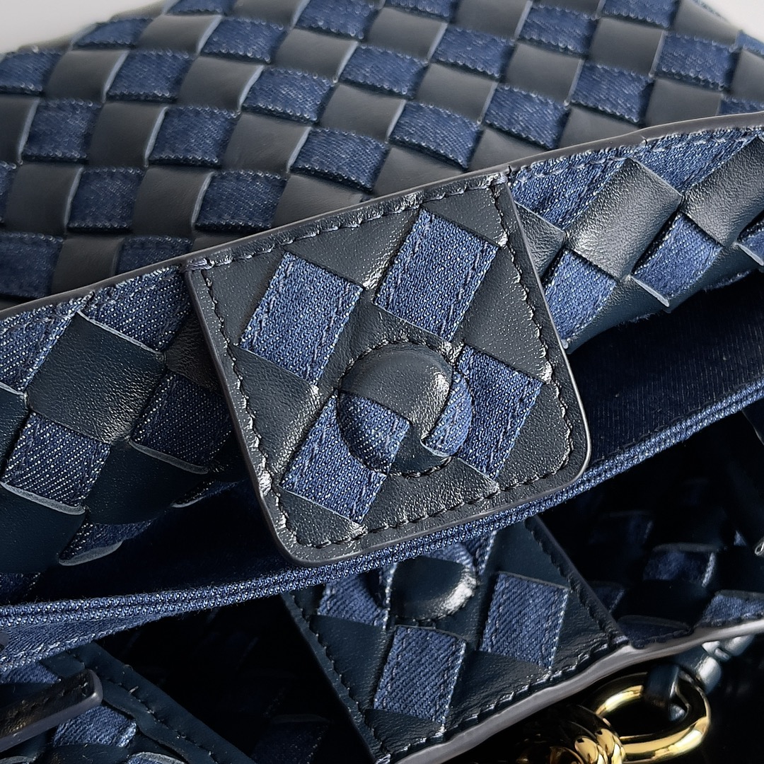 BOTTEGA VENETA NEW ANDIAMO HANDBAG このデニム織りのバッグは、ヴィンテージとトレンディの完璧なブレンドです！手織りデニムの各ストランドは、センセーショナルな容量だけでなく、通常のカラーブロッキングデザインの職人技を運ぶだけでなく、簡単に絶妙な金属製のアクセサリーの様々なスタイルを保持する楽しさとかわいらしさを追加するデニムのタフさと柔らかさの上にデニムの粗さに輝く共存デニムの属性は、レトロなクラシックだけでなく、人に与えるために若々しい活力を付属していますが、また、技術に織り込まれた革の小さな隙間を通して、手でこのバッグを準備するプロセスは、デニムになりますリラックスの自由な感覚は非常に絶妙です！バッグの職人技は非常に絶妙です！容量はもちろん、傘や眼鏡を置くことができます！モデル番号：743568サイズ: 25*22*10.5cm