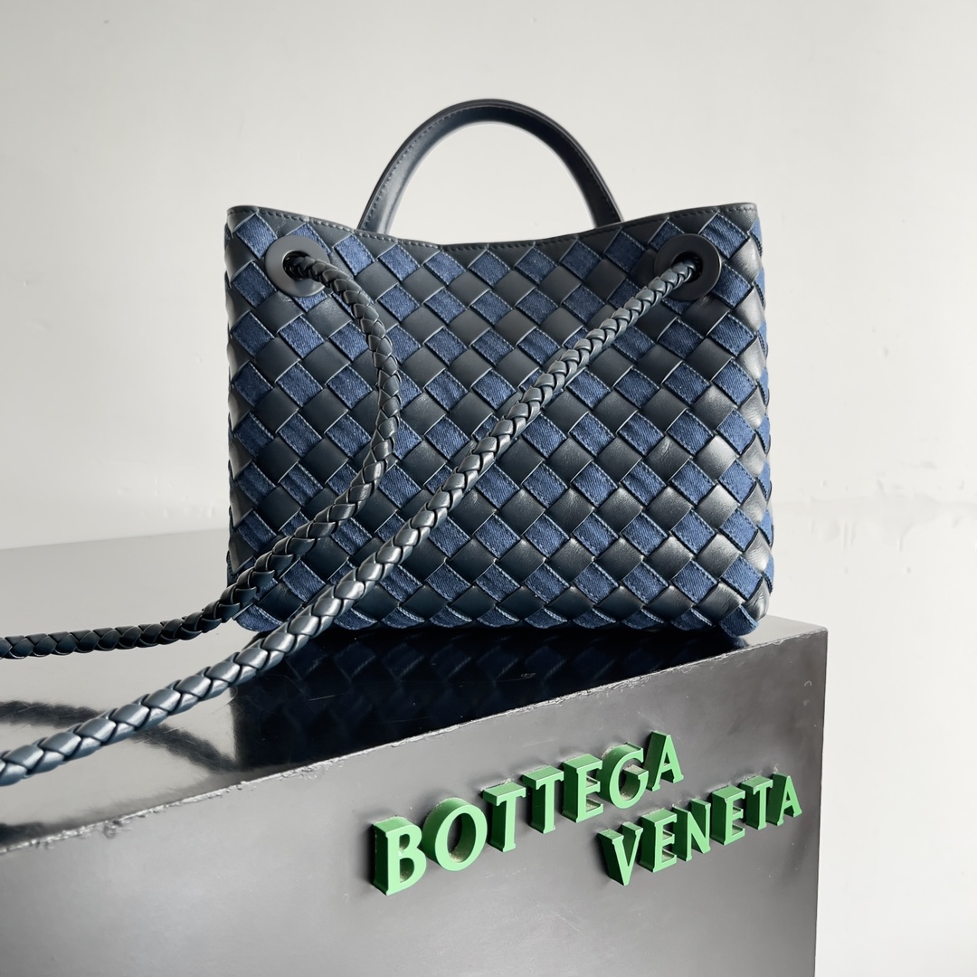 BOTTEGA VENETA NEW ANDIAMO HANDBAG このデニム織りのバッグは、ヴィンテージとトレンディの完璧なブレンドです！手織りデニムの各ストランドは、センセーショナルな容量だけでなく、通常のカラーブロッキングデザインの職人技を運ぶだけでなく、簡単に絶妙な金属製のアクセサリーの様々なスタイルを保持する楽しさとかわいらしさを追加するデニムのタフさと柔らかさの上にデニムの粗さに輝く共存デニムの属性は、レトロなクラシックだけでなく、人に与えるために若々しい活力を付属していますが、また、技術に織り込まれた革の小さな隙間を通して、手でこのバッグを準備するプロセスは、デニムになりますリラックスの自由な感覚は非常に絶妙です！バッグの職人技は非常に絶妙です！容量はもちろん、傘や眼鏡を置くことができます！モデル番号：743568サイズ: 25*22*10.5cm