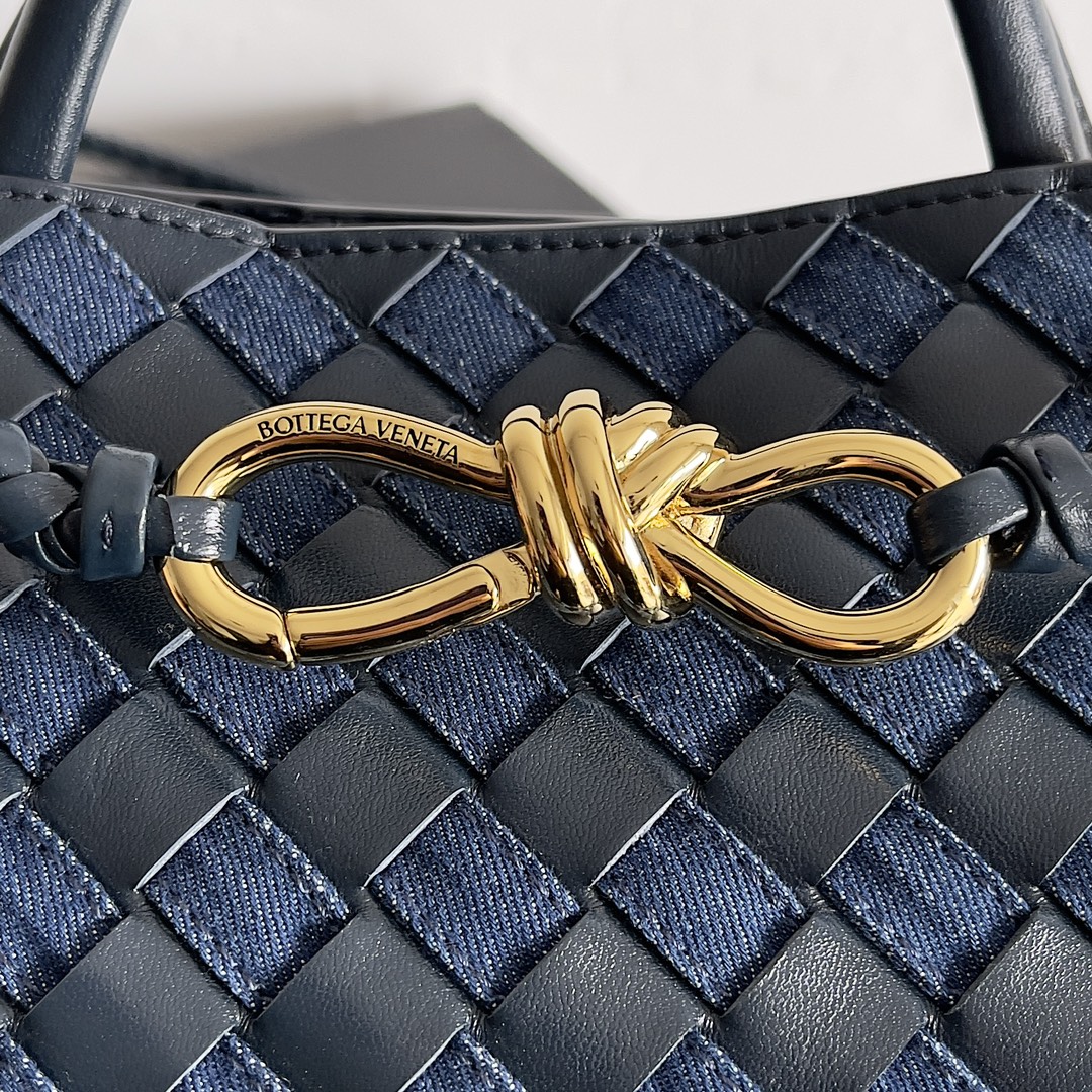 NUEVO BOLSO DE MANO ANDIAMO DE BOTTEGA VENETA Este bolso de tejido vaquero es una mezcla perfecta de vintage y tendencia. ¡Tejido a mano de mezclilla cada hebra lleva la artesanía de diseño de bloqueo de color fuera de lo común no sólo la capacidad de sensacional, sino también añadir una diversión y lindo fácilmente sostener una variedad de estilos de accesorios de metal exquisito brillo en la rugosidad de la mezclilla en la parte superior de la dureza y la suavidad de la mezclilla coexisten viene con los atributos de la vitalidad juvenil para dar a una persona no sólo clásico vintage, pero también relajado y libre de cargo sensación de la bolsa en la compilación de la preparación de la mezclilla a través de los pequeños huecos en el cuero tejido en la preparación de la bolsa a través de la diminuta habilidad hecha a mano es bastante exquisito! ¡La artesanía de la bolsa es bastante exquisito! ¡Capacidad, por no hablar de los paraguas y gafas se puede poner! Modelo Nº: 743568 Tamaño: 25*22*10,5cm-Fábrica de alta imitación