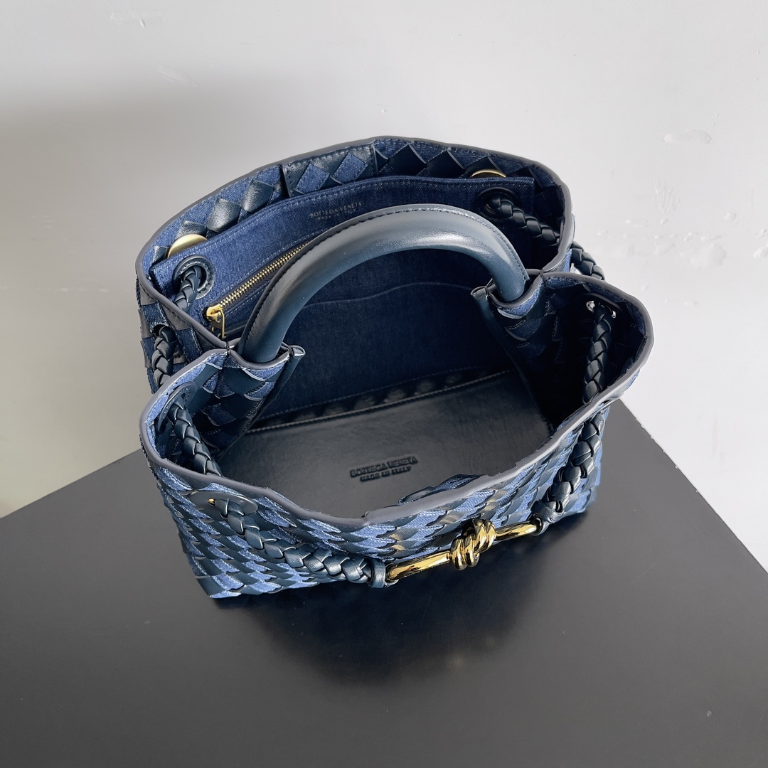 NUEVO BOLSO DE MANO ANDIAMO DE BOTTEGA VENETA Este bolso de tejido vaquero es una mezcla perfecta de vintage y tendencia. ¡Tejido a mano de mezclilla cada hebra lleva la artesanía de diseño de bloqueo de color fuera de lo común no sólo la capacidad de sensacional, sino también añadir una diversión y lindo fácilmente sostener una variedad de estilos de accesorios de metal exquisito brillo en la rugosidad de la mezclilla en la parte superior de la dureza y la suavidad de la mezclilla coexisten viene con los atributos de la vitalidad juvenil para dar a una persona no sólo clásico vintage, pero también relajado y libre de cargo sensación de la bolsa en la compilación de la preparación de la mezclilla a través de los pequeños huecos en el cuero tejido en la preparación de la bolsa a través de la diminuta habilidad hecha a mano es bastante exquisito! ¡La artesanía de la bolsa es bastante exquisito! ¡Capacidad, por no hablar de los paraguas y gafas se puede poner! Modelo Nº: 743568 Tamaño: 25*22*10,5cm-Fábrica de alta imitación