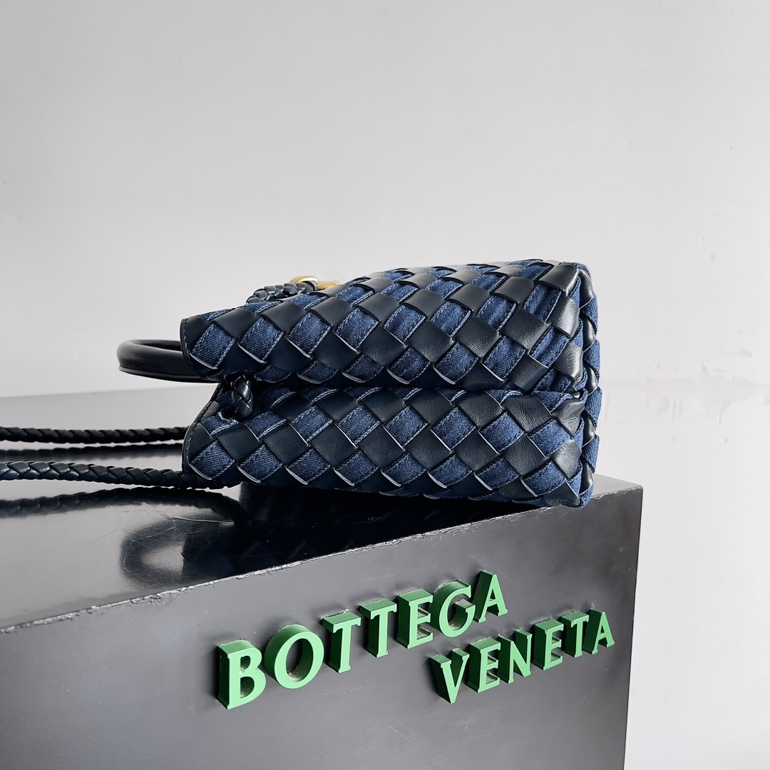 حقيبة يد BOTTEGA VENETA NEW ANDIAMO HANDBAG هذه الحقيبة المنسوجة من الدنيم هي مزيج مثالي من الكلاسيكية والعصرية! الدنيم المنسوج يدويًا يحمل كل خيط من الدنيم المنسوج يدويًا براعة تصميم حجب الألوان خارج عن المألوف ليس فقط قدرة الإثارة ولكن أيضًا يضيف متعة ولطافة بسهولة حمل مجموعة متنوعة من أنماط الإكسسوارات المعدنية الرائعة التي تتألق في خشونة الدنيم فوق صلابة ونعومة الدنيم المتعايش مع الدنيم يأتي مع سمات الحيوية الشبابية لإعطاء الشخص ليس فقط الكلاسيكية العتيقة ولكن أيضًا الشعور بالاسترخاء والحرية للحقيبة في تجميع إعداد الدنيم من خلال الفجوات الصغيرة في الجلد المنسوج في إعداد الحقيبة من خلال المهارة اليدوية الصغيرة رائعة للغاية! حرفية الحقيبة رائعة للغاية! السعة، ناهيك عن إمكانية وضع المظلات والنظارات!رقم الموديل: 743568المقاس: 25*22*10.5 سم