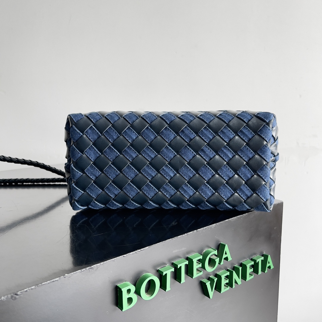 BOTTEGA VENETA NEW ANDIAMO HANDBAG このデニム織りのバッグは、ヴィンテージとトレンディの完璧なブレンドです！手織りデニムの各ストランドは、センセーショナルな容量だけでなく、通常のカラーブロッキングデザインの職人技を運ぶだけでなく、簡単に絶妙な金属製のアクセサリーの様々なスタイルを保持する楽しさとかわいらしさを追加するデニムのタフさと柔らかさの上にデニムの粗さに輝く共存デニムの属性は、レトロなクラシックだけでなく、人に与えるために若々しい活力を付属していますが、また、技術に織り込まれた革の小さな隙間を通して、手でこのバッグを準備するプロセスは、デニムになりますリラックスの自由な感覚は非常に絶妙です！バッグの職人技は非常に絶妙です！容量はもちろん、傘や眼鏡を置くことができます！モデル番号：743568サイズ: 25*22*10.5cm