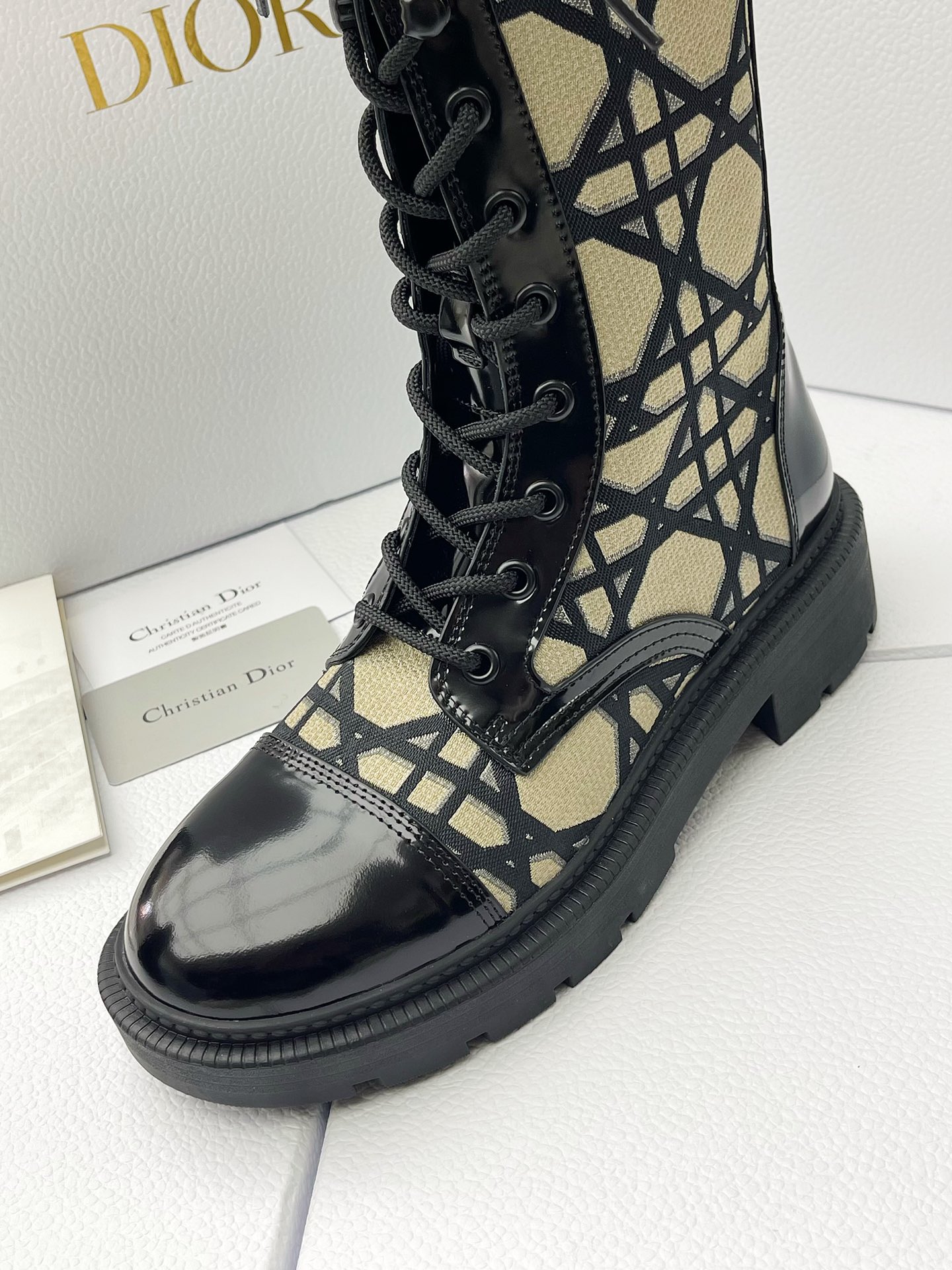 DR FW24 Botas Martin com atacadores! O inverno não pode escapar das botas Dior Martin A textura superior é realmente bonita caraterísticas extremamente marca nós seriamente fazer detalhes apenas para deixá-lo usar mais confortável nos sapatos no material que são cuidadosamente selecionados por trás da produção de cada sapato que precisamos pagar é que você não pode imaginar o sangue do coração antes do design de zíper traseiro rendado abrir e fechar para colocar e tirar convenientemente!Medidas: 35-39 (40, 41 por medida, não reembolsável e não substituível)P1100