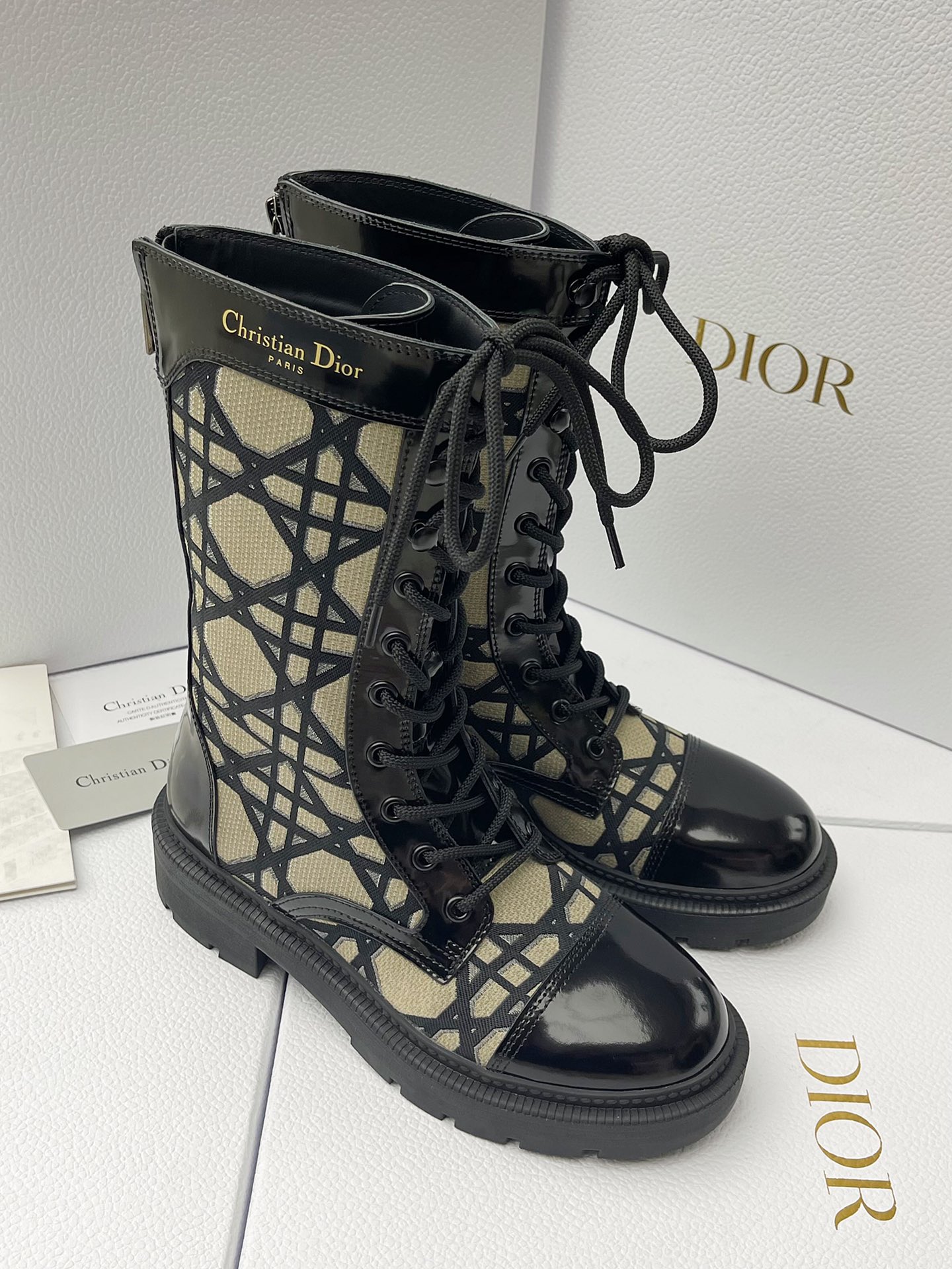 DR FW24 Botas Martin com atacadores! O inverno não pode escapar das botas Dior Martin A textura superior é realmente bonita caraterísticas extremamente marca nós seriamente fazer detalhes apenas para deixá-lo usar mais confortável nos sapatos no material que são cuidadosamente selecionados por trás da produção de cada sapato que precisamos pagar é que você não pode imaginar o sangue do coração antes do design de zíper traseiro rendado abrir e fechar para colocar e tirar convenientemente!Medidas: 35-39 (40, 41 por medida, não reembolsável e não substituível)P1100