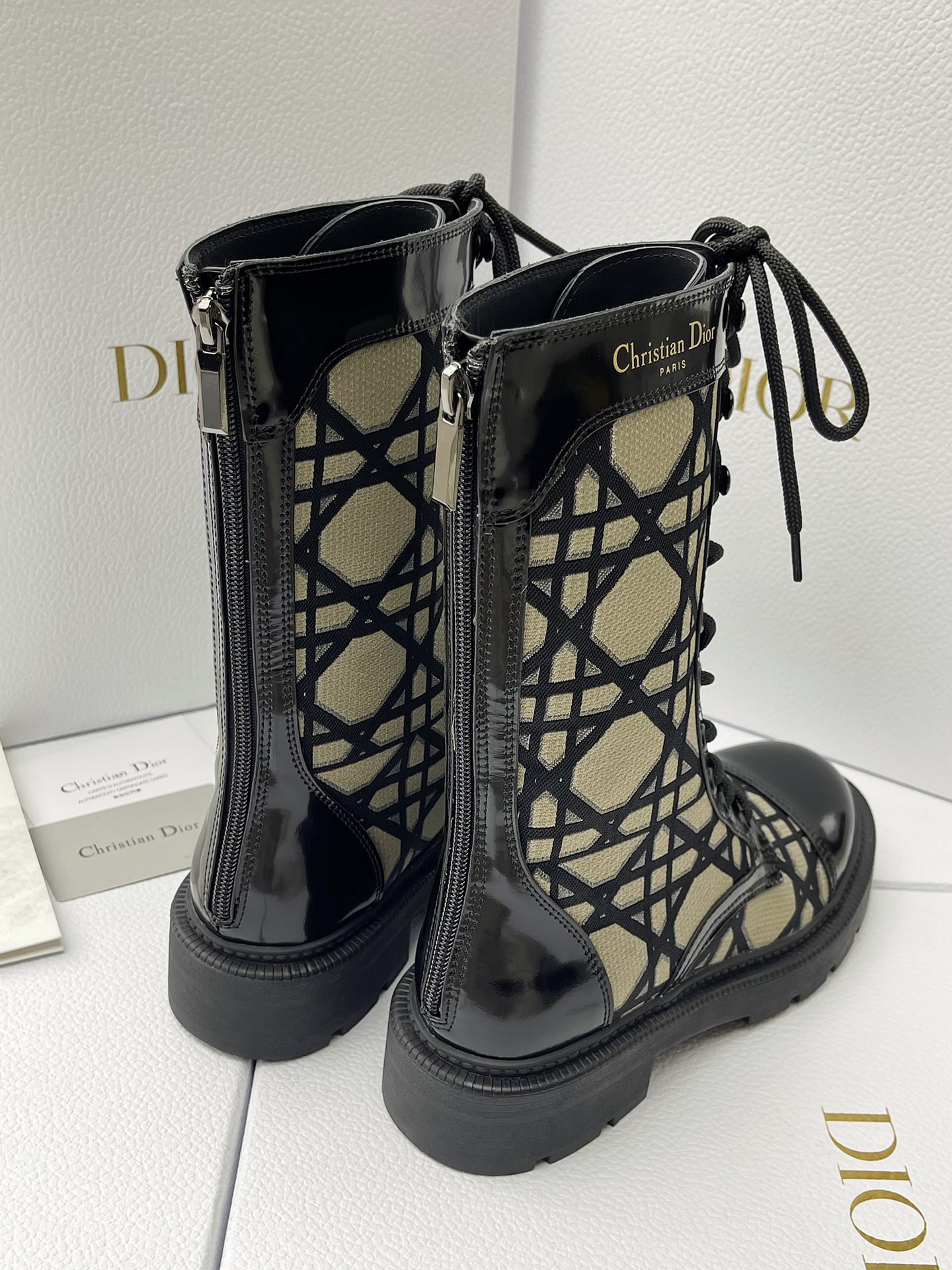 DR FW24 Botas Martin com atacadores! O inverno não pode escapar das botas Dior Martin A textura superior é realmente bonita caraterísticas extremamente marca nós seriamente fazer detalhes apenas para deixá-lo usar mais confortável nos sapatos no material que são cuidadosamente selecionados por trás da produção de cada sapato que precisamos pagar é que você não pode imaginar o sangue do coração antes do design de zíper traseiro rendado abrir e fechar para colocar e tirar convenientemente!Medidas: 35-39 (40, 41 por medida, não reembolsável e não substituível)P1100