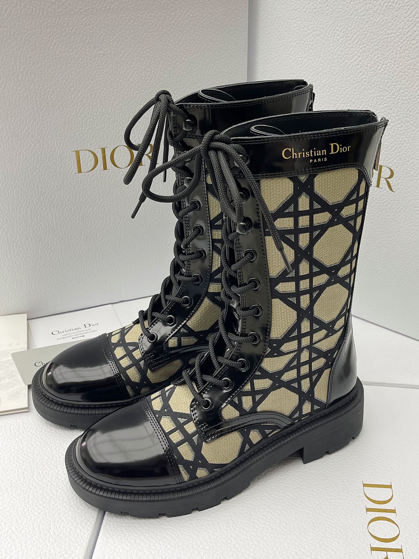 DR FW24 Botas Martin com atacadores! O inverno não pode escapar das botas Dior Martin A textura superior é realmente bonita caraterísticas extremamente marca nós seriamente fazer detalhes apenas para deixá-lo usar mais confortável nos sapatos no material que são cuidadosamente selecionados por trás da produção de cada sapato que precisamos pagar é que você não pode imaginar o sangue do coração antes do design de zíper traseiro rendado abrir e fechar para colocar e tirar convenientemente!Medidas: 35-39 (40, 41 por medida, não reembolsável e não substituível)P1100