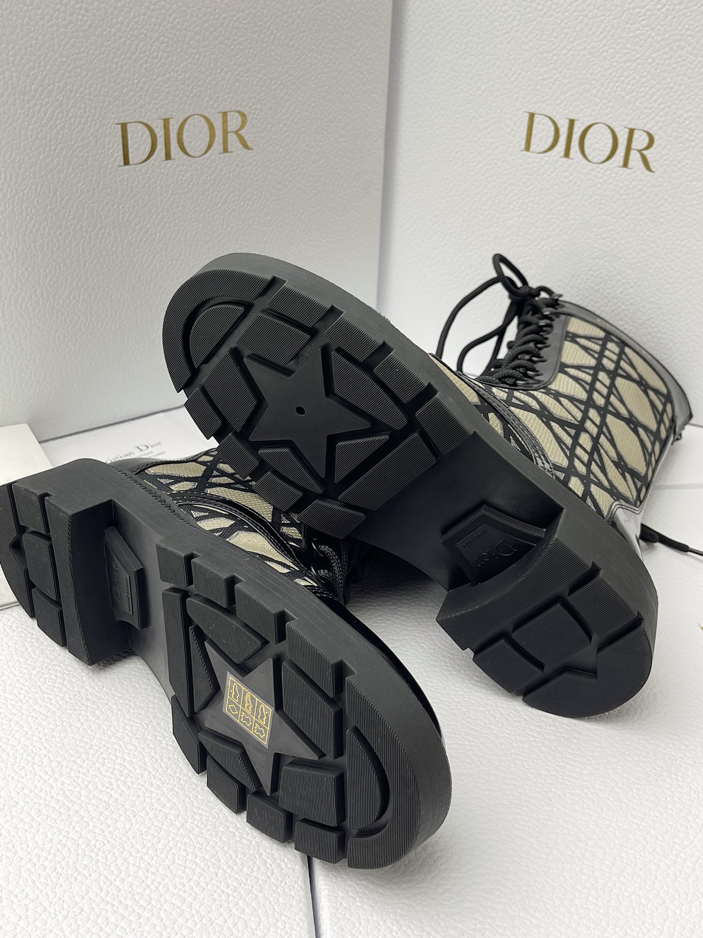 DR FW24 Botas Martin com atacadores! O inverno não pode escapar das botas Dior Martin A textura superior é realmente bonita caraterísticas extremamente marca nós seriamente fazer detalhes apenas para deixá-lo usar mais confortável nos sapatos no material que são cuidadosamente selecionados por trás da produção de cada sapato que precisamos pagar é que você não pode imaginar o sangue do coração antes do design de zíper traseiro rendado abrir e fechar para colocar e tirar convenientemente!Medidas: 35-39 (40, 41 por medida, não reembolsável e não substituível)P1100