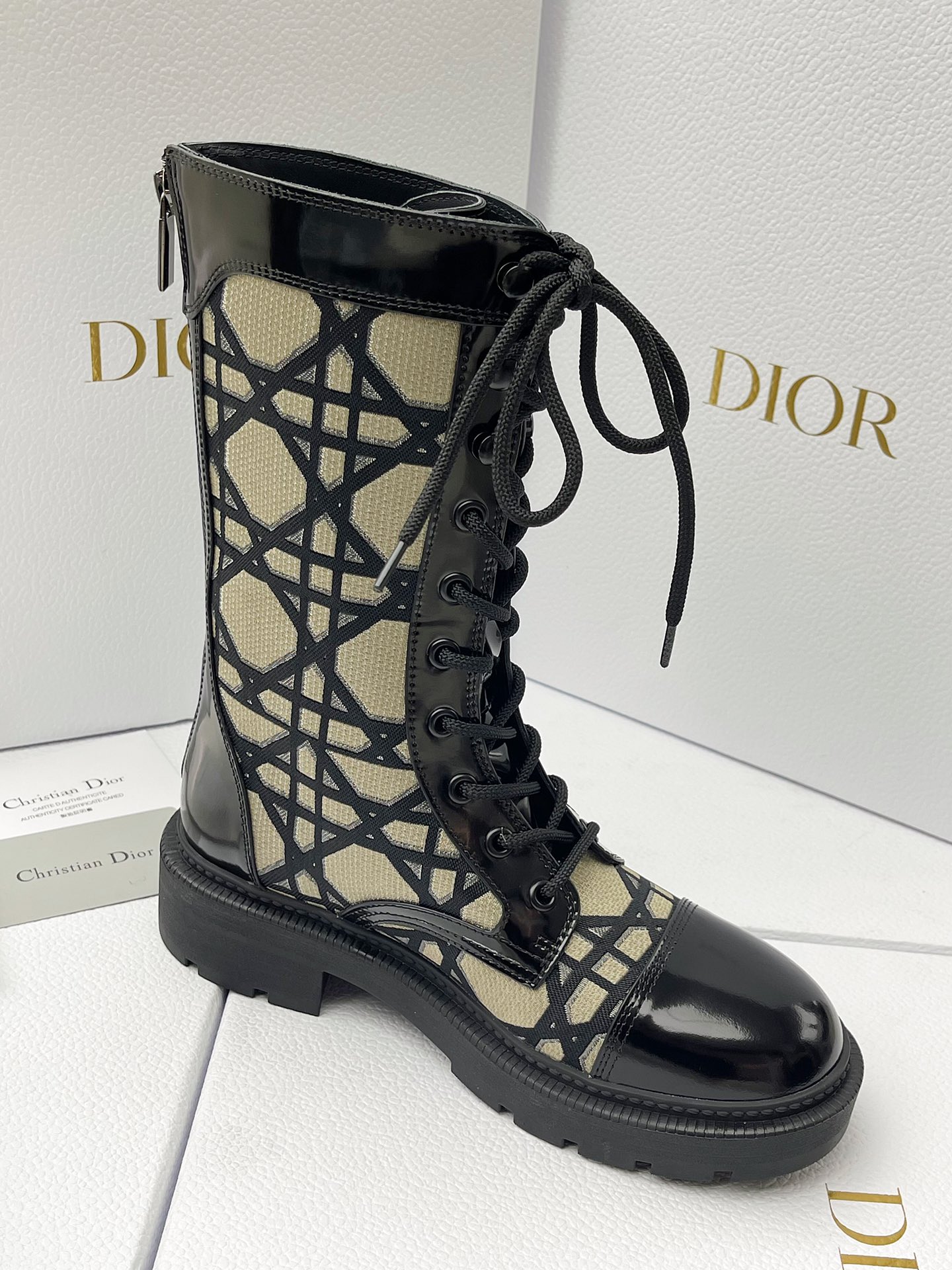 DR FW24 Botas Martin com atacadores! O inverno não pode escapar das botas Dior Martin A textura superior é realmente bonita caraterísticas extremamente marca nós seriamente fazer detalhes apenas para deixá-lo usar mais confortável nos sapatos no material que são cuidadosamente selecionados por trás da produção de cada sapato que precisamos pagar é que você não pode imaginar o sangue do coração antes do design de zíper traseiro rendado abrir e fechar para colocar e tirar convenientemente!Medidas: 35-39 (40, 41 por medida, não reembolsável e não substituível)P1100