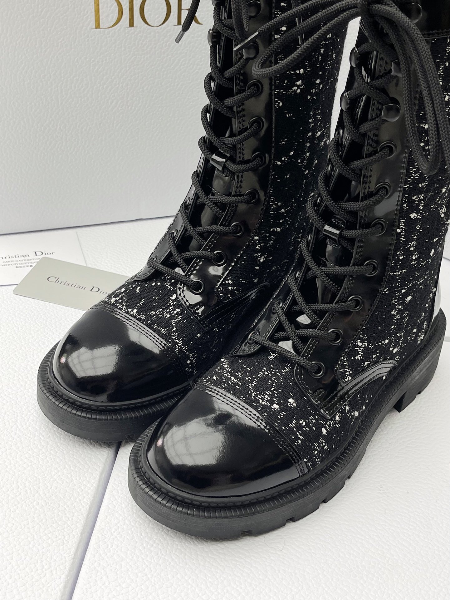 DR FW24 Botas Martin com atacadores! O inverno não pode escapar das botas Dior Martin A textura superior é realmente bonita caraterísticas extremamente marca nós seriamente fazer detalhes apenas para deixá-lo usar mais confortável nos sapatos no material que são cuidadosamente selecionados por trás da produção de cada sapato que precisamos pagar é que você não pode imaginar o sangue do coração antes do design de zíper traseiro rendado abrir e fechar para colocar e tirar convenientemente!Medidas: 35-39 (40, 41 por medida, não reembolsável e não substituível)P1100