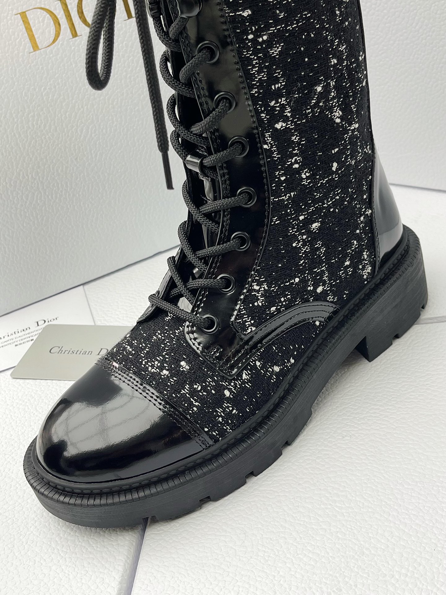 DR FW24 Botas Martin com atacadores! O inverno não pode escapar das botas Dior Martin A textura superior é realmente bonita caraterísticas extremamente marca nós seriamente fazer detalhes apenas para deixá-lo usar mais confortável nos sapatos no material que são cuidadosamente selecionados por trás da produção de cada sapato que precisamos pagar é que você não pode imaginar o sangue do coração antes do design de zíper traseiro rendado abrir e fechar para colocar e tirar convenientemente!Medidas: 35-39 (40, 41 por medida, não reembolsável e não substituível)P1100