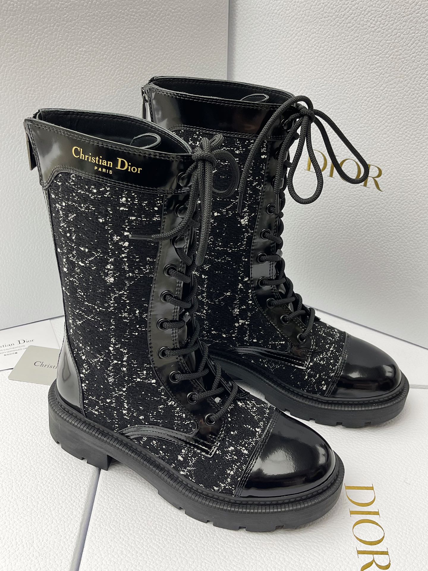 DR FW24 Botas Martin com atacadores! O inverno não pode escapar das botas Dior Martin A textura superior é realmente bonita caraterísticas extremamente marca nós seriamente fazer detalhes apenas para deixá-lo usar mais confortável nos sapatos no material que são cuidadosamente selecionados por trás da produção de cada sapato que precisamos pagar é que você não pode imaginar o sangue do coração antes do design de zíper traseiro rendado abrir e fechar para colocar e tirar convenientemente!Medidas: 35-39 (40, 41 por medida, não reembolsável e não substituível)P1100