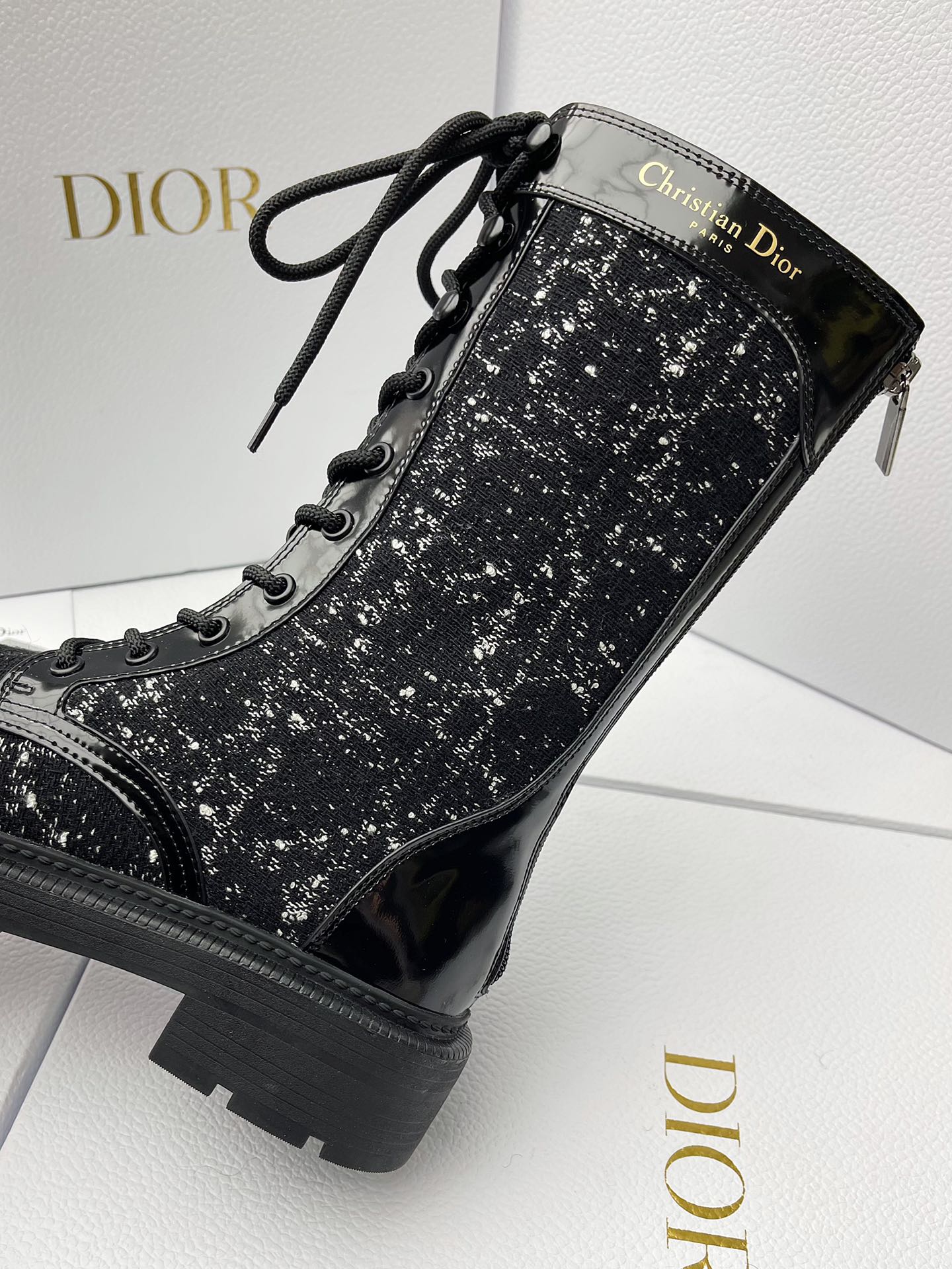 DR FW24 Botas Martin com atacadores! O inverno não pode escapar das botas Dior Martin A textura superior é realmente bonita caraterísticas extremamente marca nós seriamente fazer detalhes apenas para deixá-lo usar mais confortável nos sapatos no material que são cuidadosamente selecionados por trás da produção de cada sapato que precisamos pagar é que você não pode imaginar o sangue do coração antes do design de zíper traseiro rendado abrir e fechar para colocar e tirar convenientemente!Medidas: 35-39 (40, 41 por medida, não reembolsável e não substituível)P1100