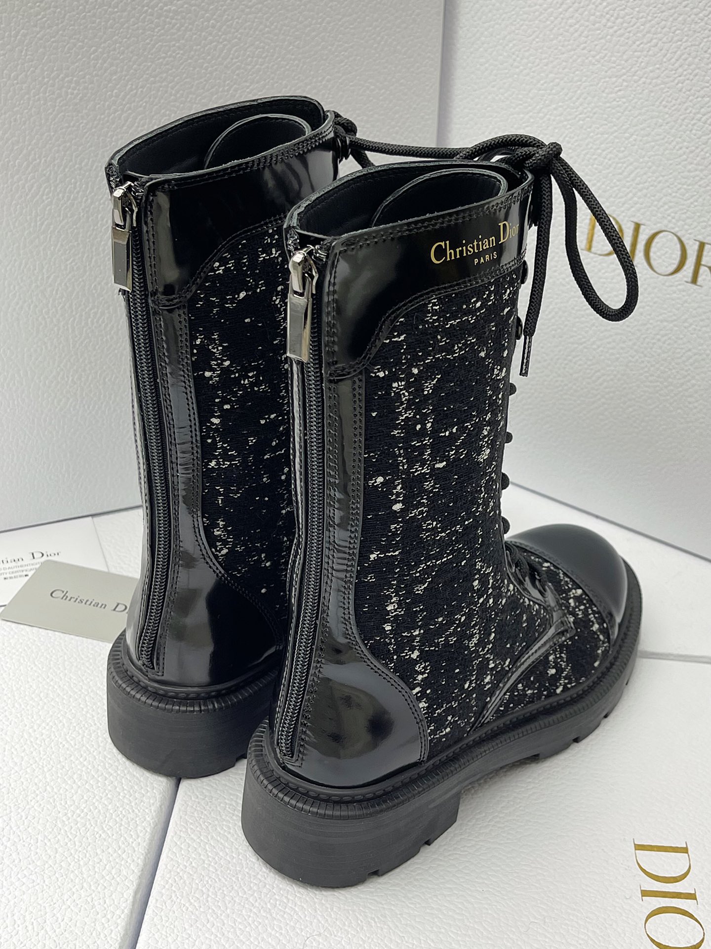 DR FW24 Botas Martin com atacadores! O inverno não pode escapar das botas Dior Martin A textura superior é realmente bonita caraterísticas extremamente marca nós seriamente fazer detalhes apenas para deixá-lo usar mais confortável nos sapatos no material que são cuidadosamente selecionados por trás da produção de cada sapato que precisamos pagar é que você não pode imaginar o sangue do coração antes do design de zíper traseiro rendado abrir e fechar para colocar e tirar convenientemente!Medidas: 35-39 (40, 41 por medida, não reembolsável e não substituível)P1100